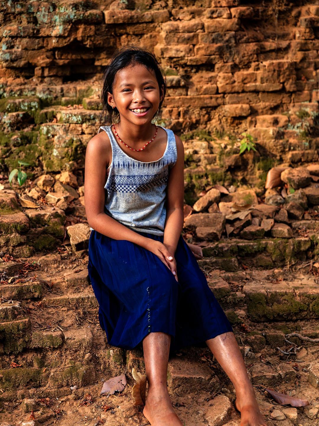 在偏远的乡村角落,有一个平凡却又无比坚韧的农村女孩