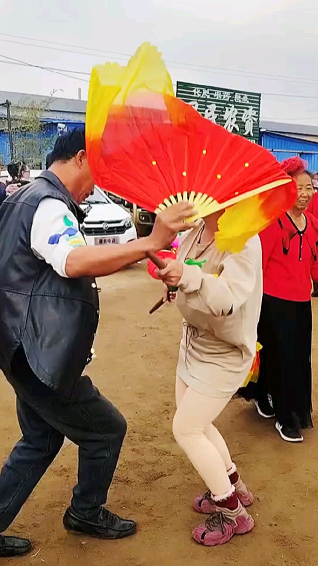 帅小伙大秧歌,扭得真哇塞