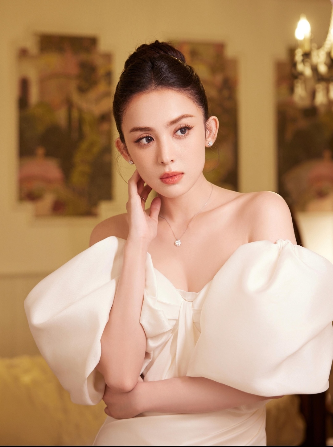 在娱乐圈的璀璨星空下,古力娜扎就像一颗闪耀着独特光芒的西域明珠