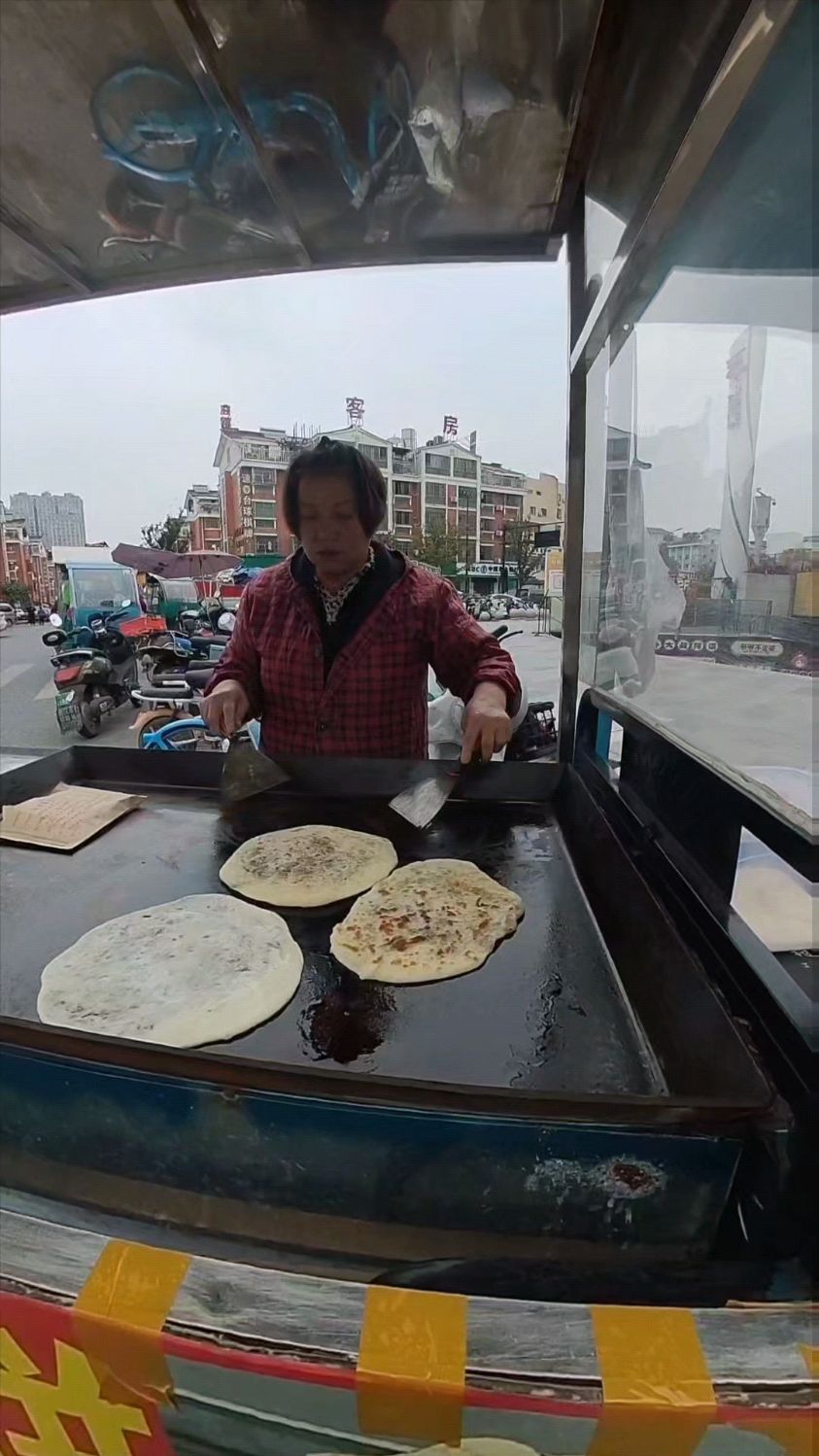 永康肉饼烧饼,大姐说青口夜市一个摊位两米一年48万