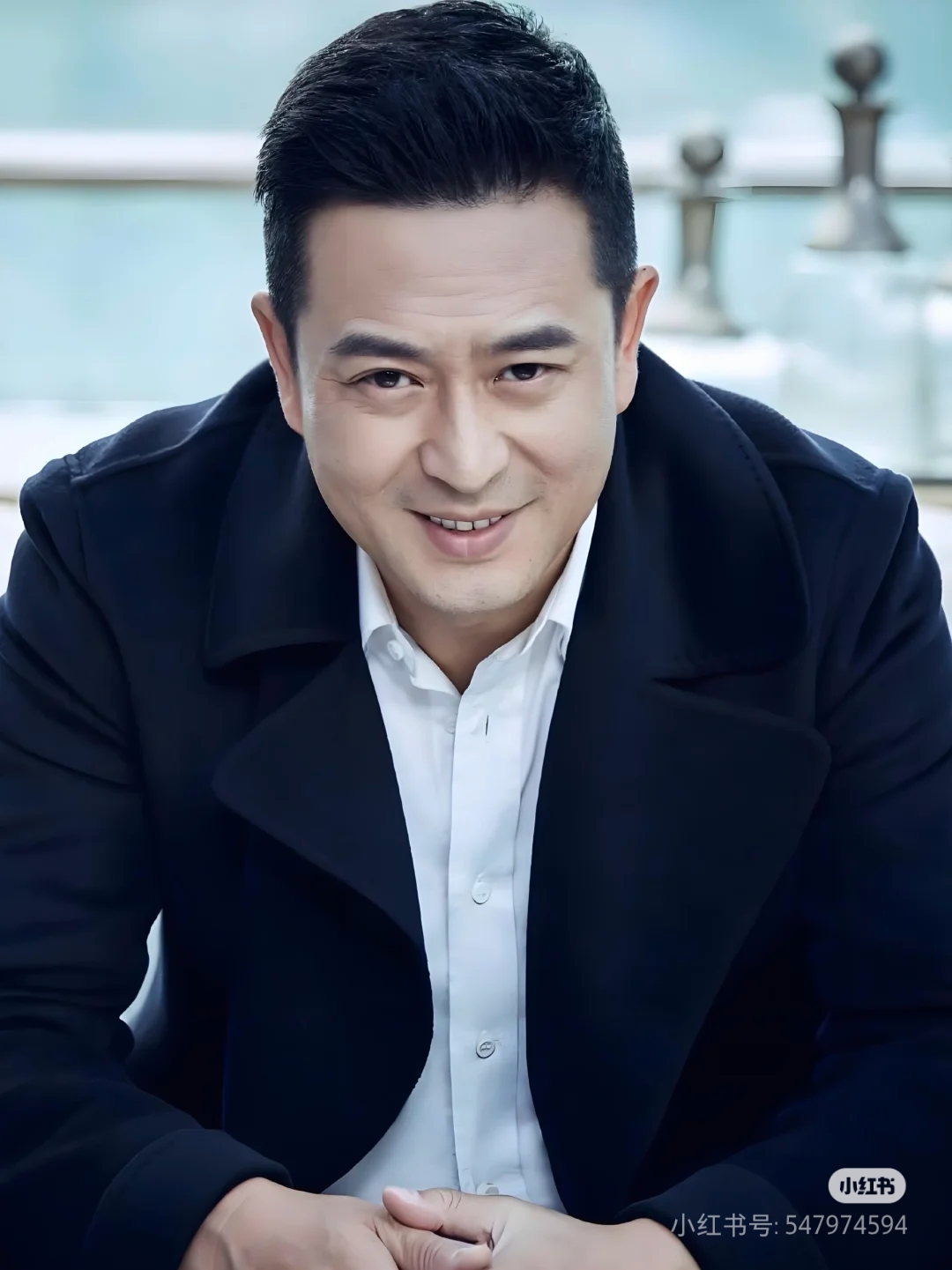 张嘉译走路姿势独特,微微驼背却透着随性洒脱,带一点漫不经心的松弛感