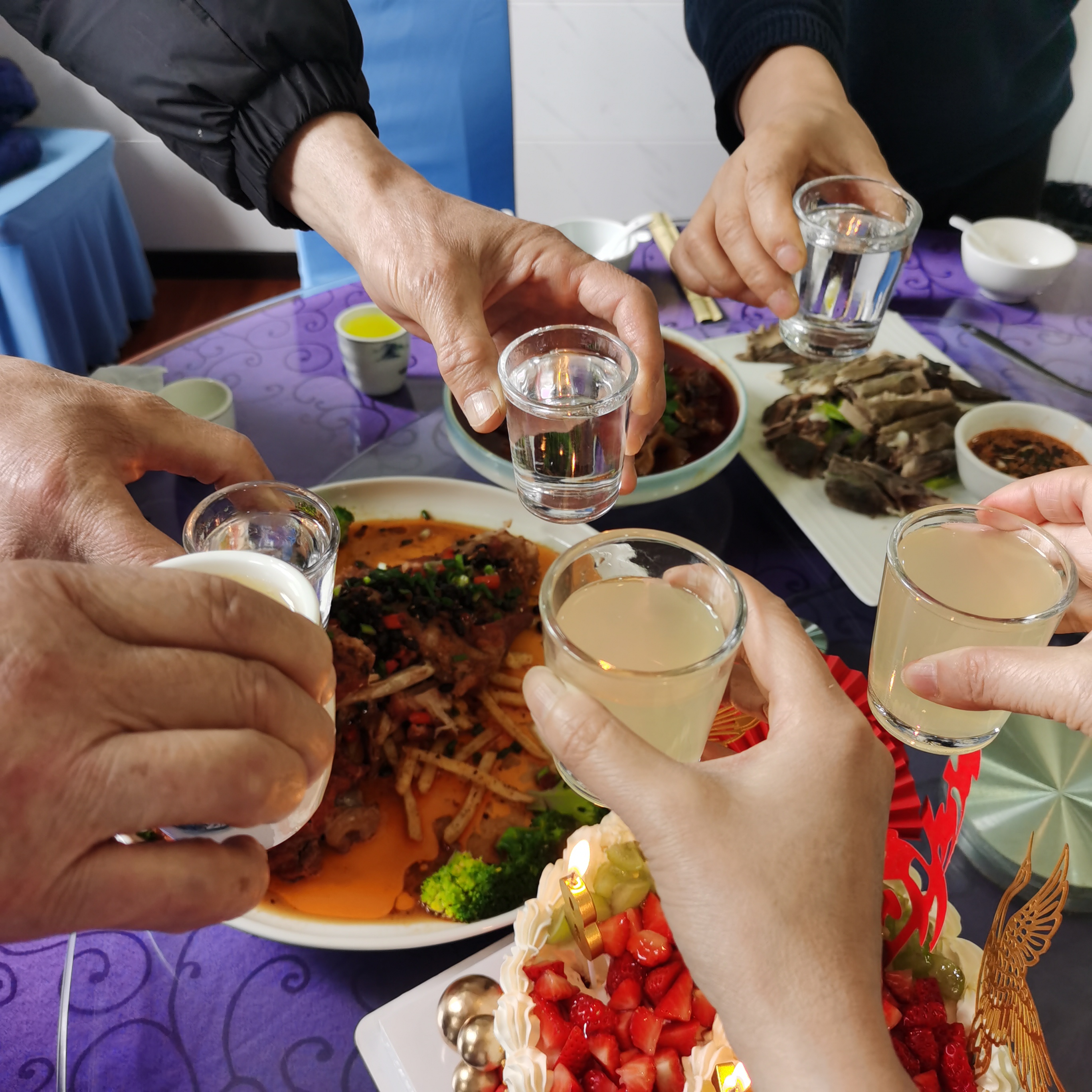 酒桌上称兄道弟的图片饭桌拼酒图片饭应喝酒席图片大全一桌人干杯图片