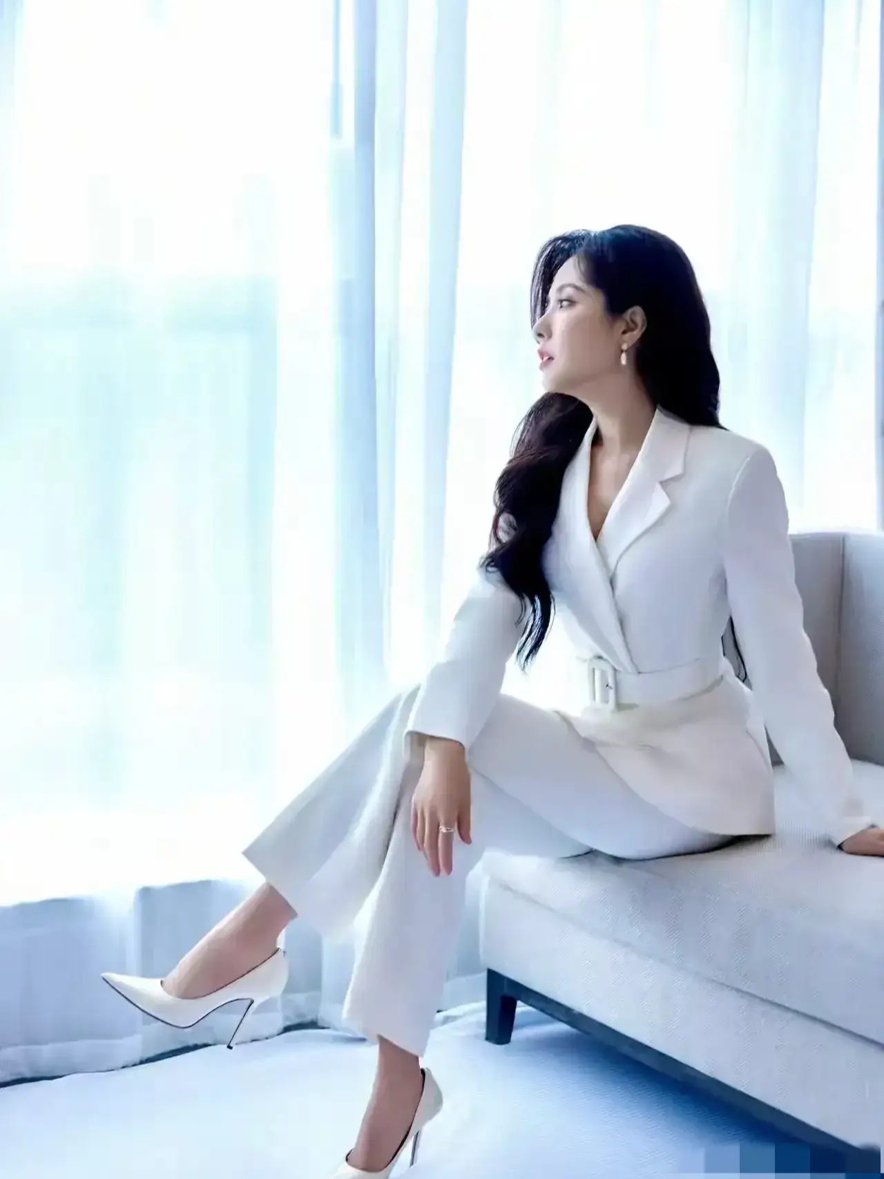 知道曾黎的个子高,腿长,但没想过身材的比例也是完美的三七分