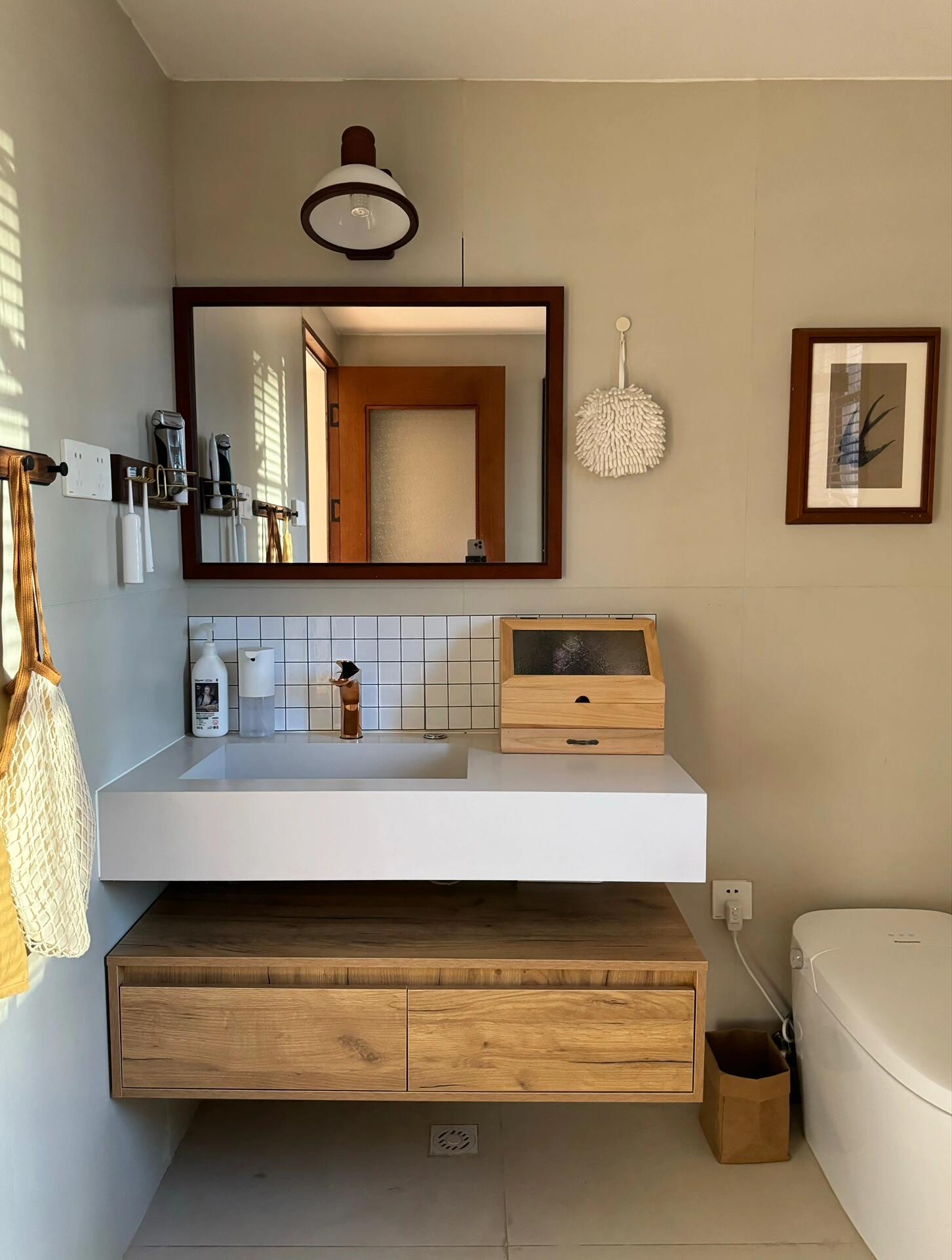 布置的温馨精致 1米的洗漱台刚刚够用 因为空间有限用的是转式的淋浴