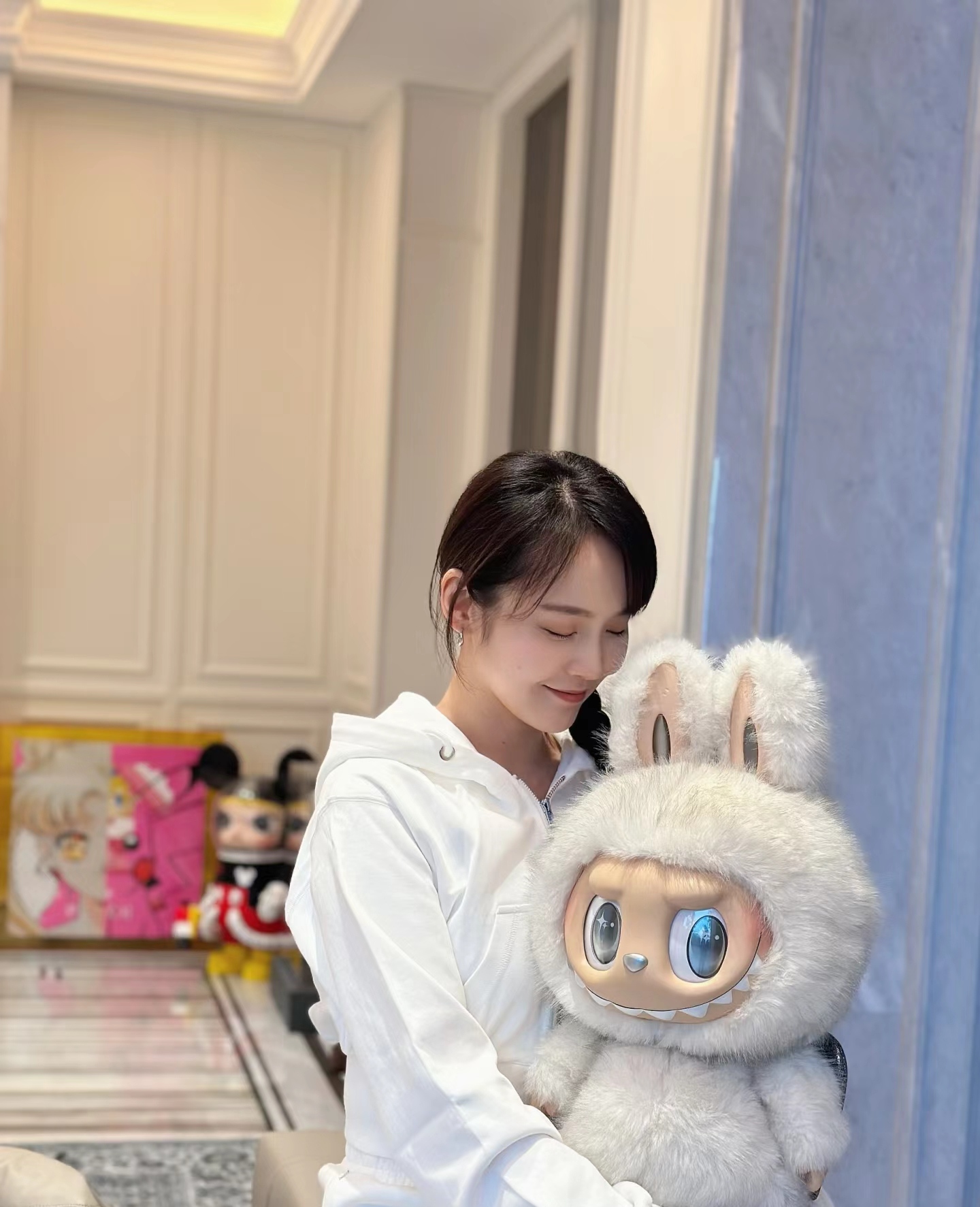 张佳宁的今日营业照,她身穿一袭白色的卫衣和白色的裤子,而她的头发却