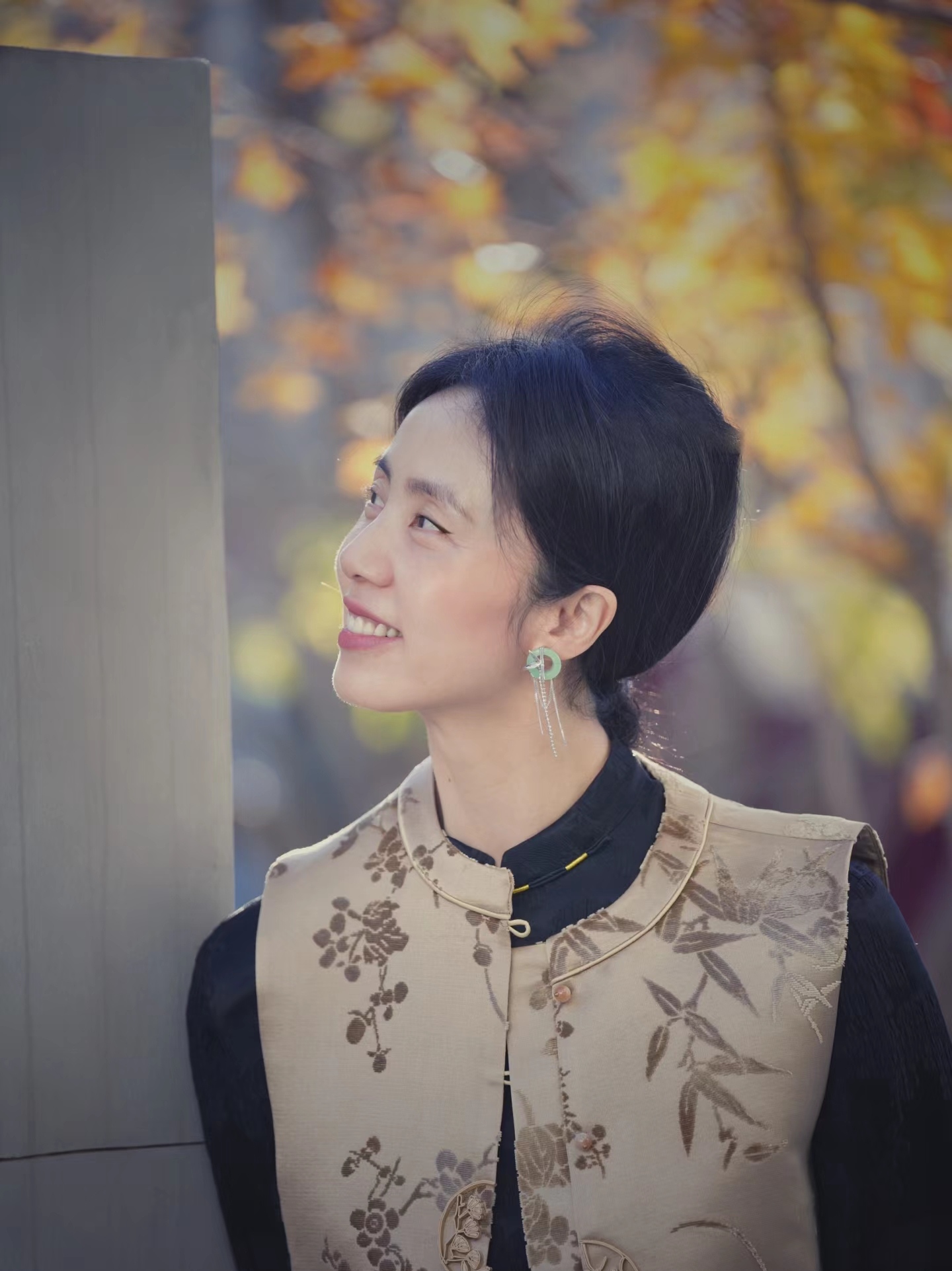 孙莉年轻的时候其实也是一个清新雅致的美少女要不然她那时候也不会