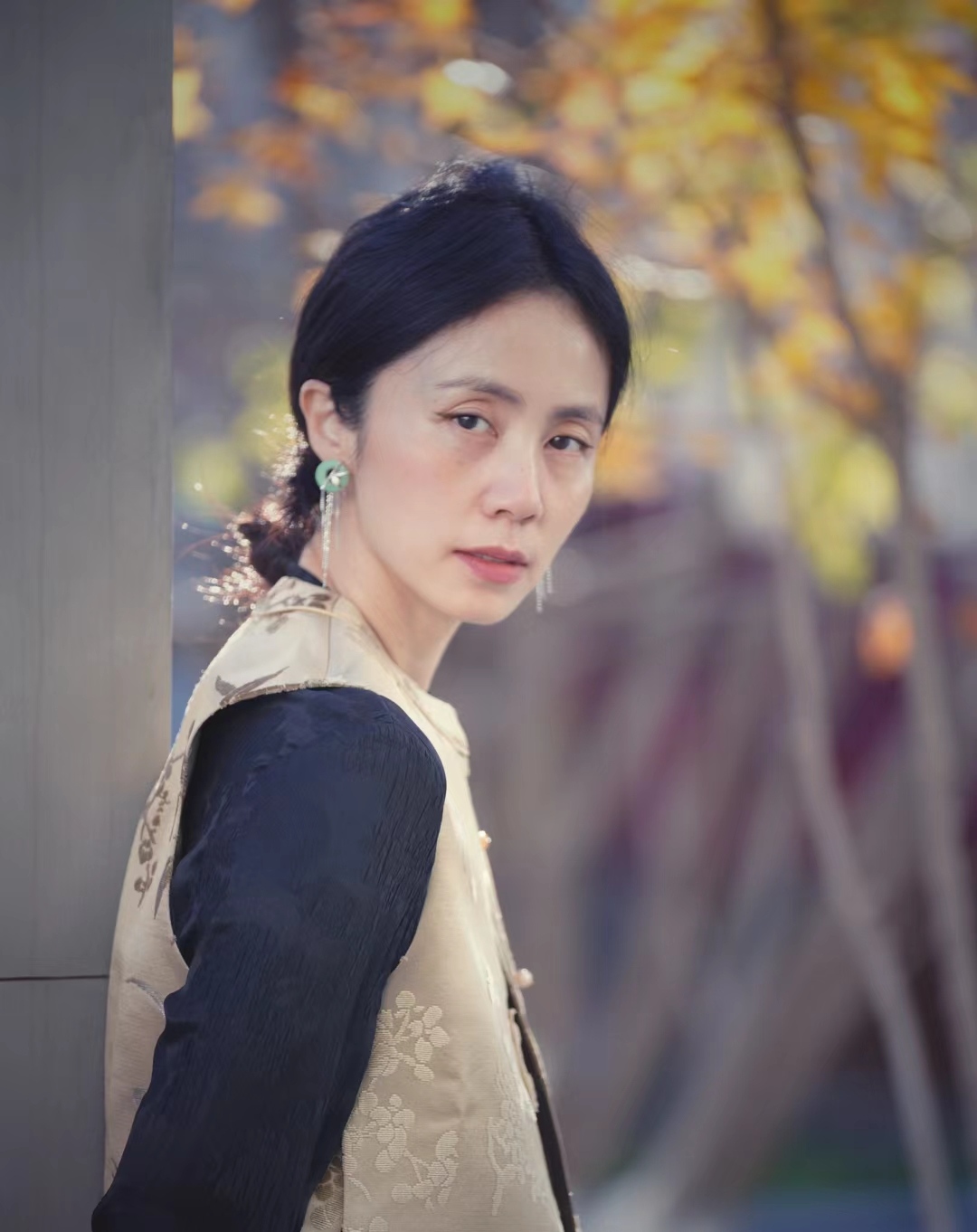 孙莉年轻的时候其实也是一个清新雅致的美少女要不然她那时候也不会