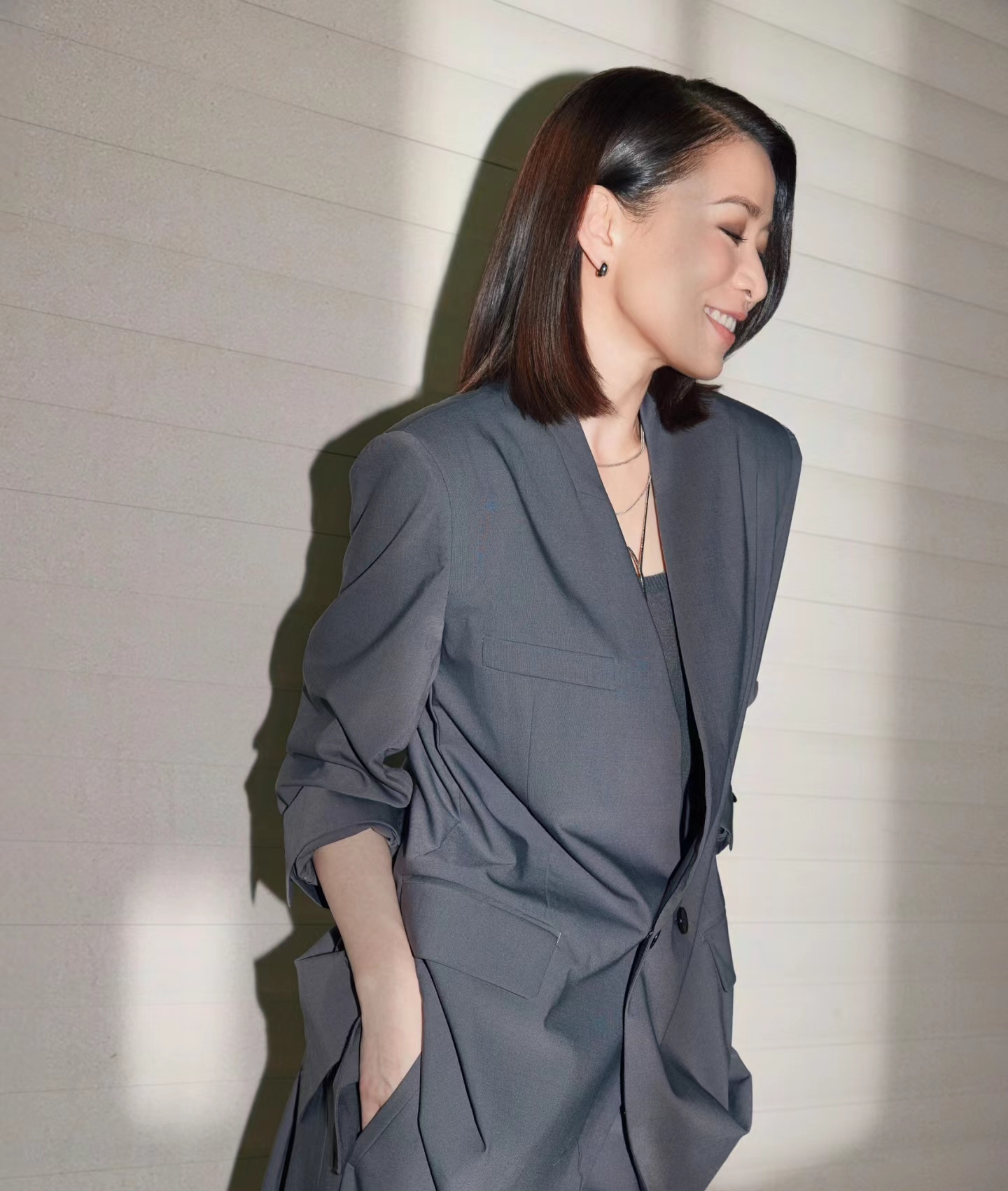 也好英姿飒爽呀,她身穿一袭银灰色的西装,秀发披肩,五官精致,皮肤白皙