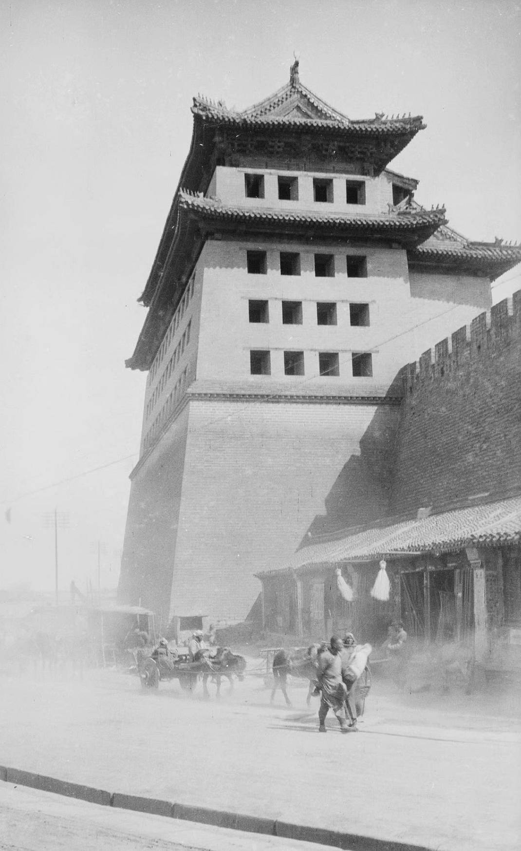 难得一见的民国初年老照片,北京古朴的城楼和城墙,庙宇外等客的轿夫