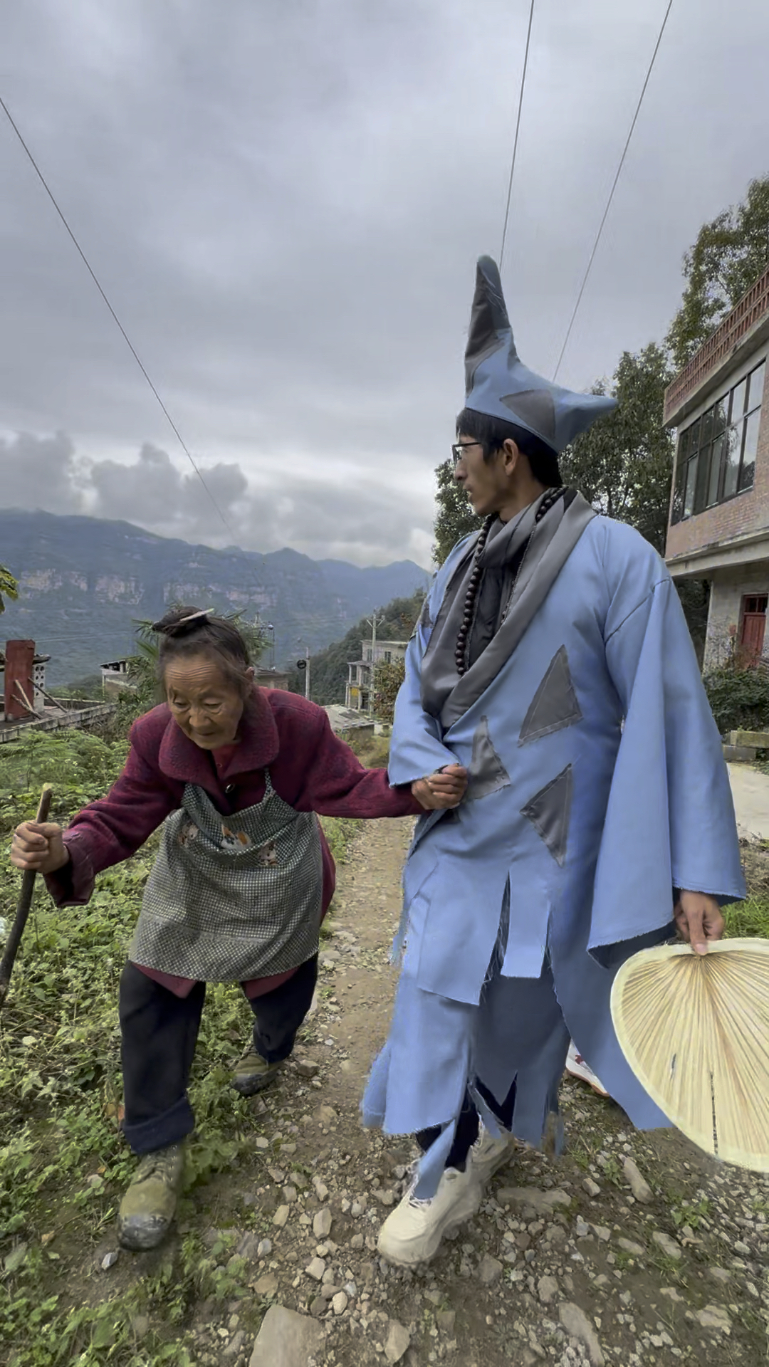 今天@风也潇潇a 罗小妹带我来看望村里的一位孤寡老人