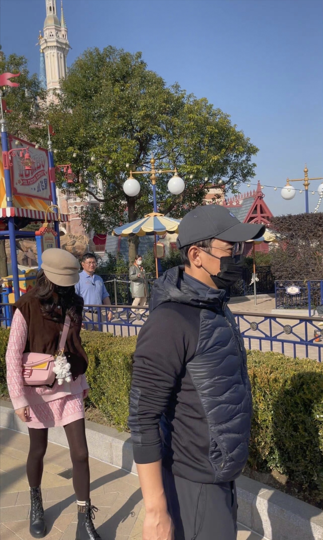 动态连更挑战唐嫣罗晋合体带4岁女儿迪士尼游玩一家三口画面好温馨