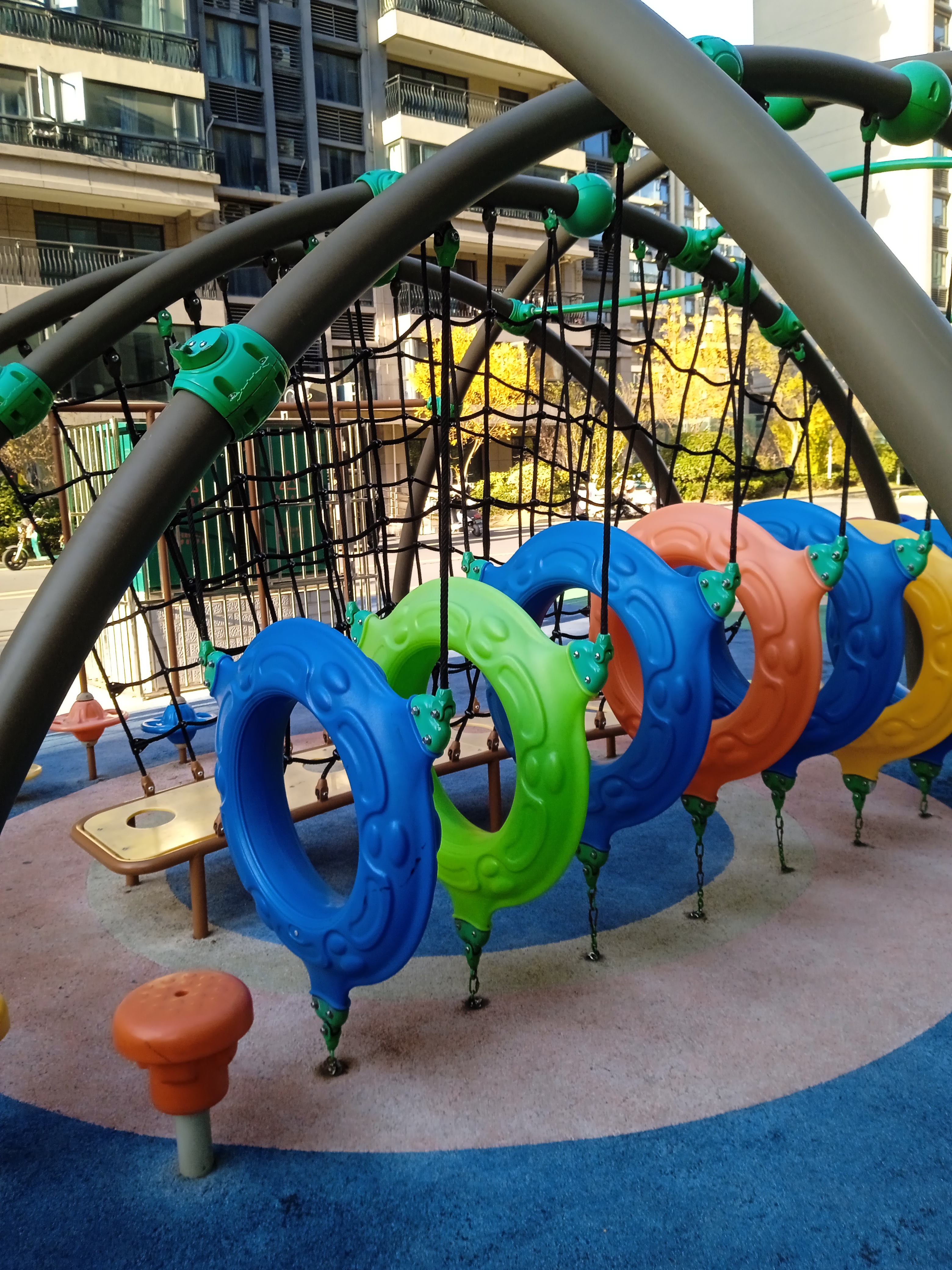 语文课本中有"大小多少,上下来去"的课文,下面有个简易的滑滑梯的图片