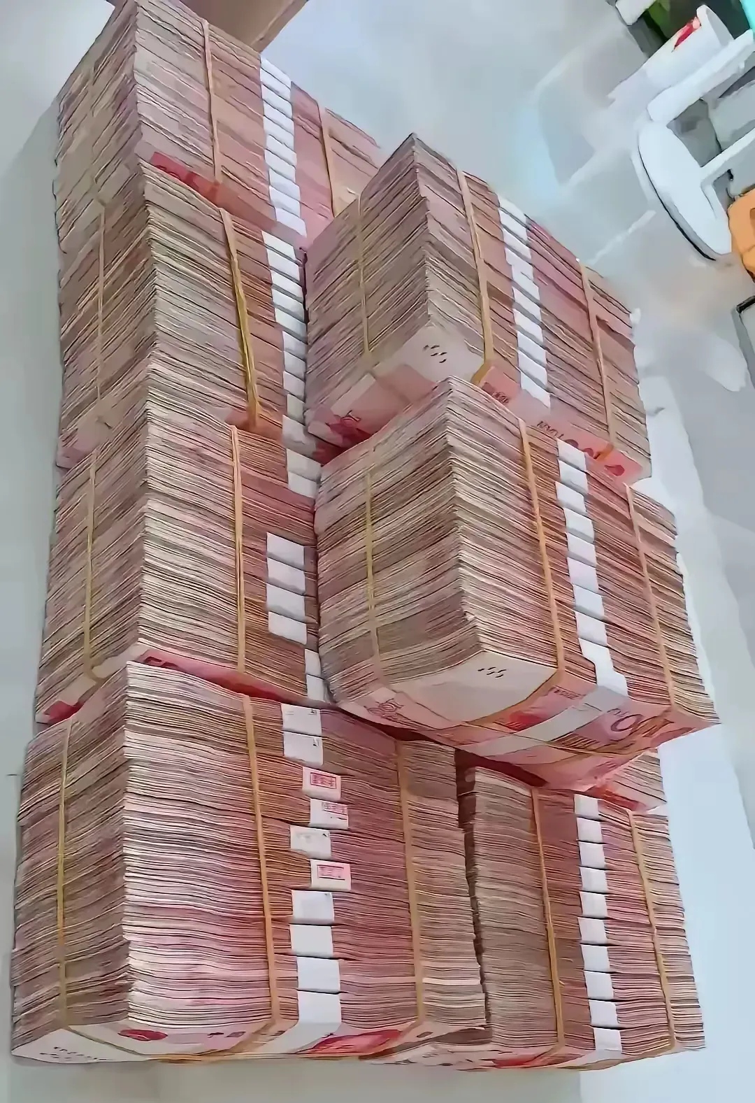 今晚你的卡上会转入 5000 万元现金.只要你接