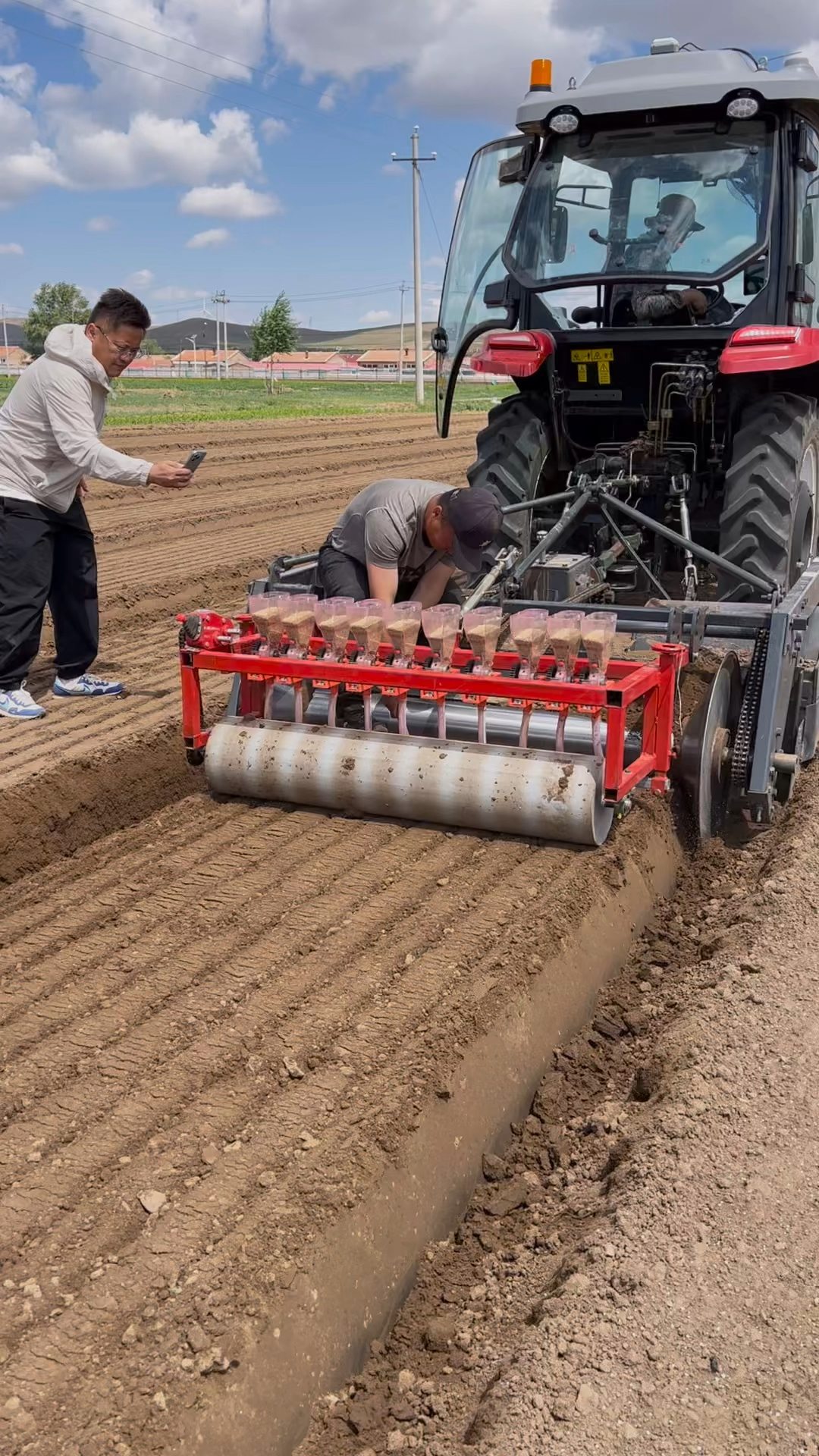 种植蔬菜药材起垄播种一次完成,机械化种植,省人工