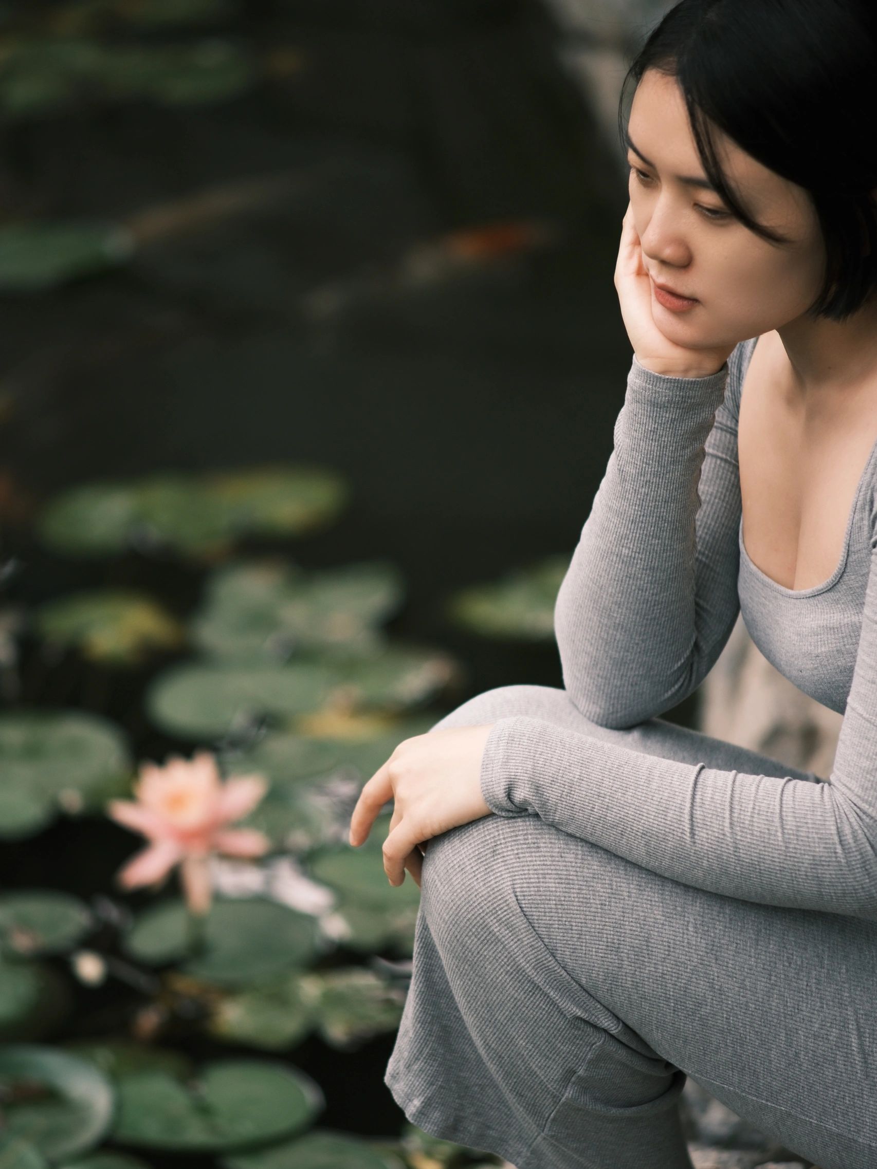 姑娘,你伸手要钱的样子真的很丑,你拼命努力的样子很狼狈,却是真的很