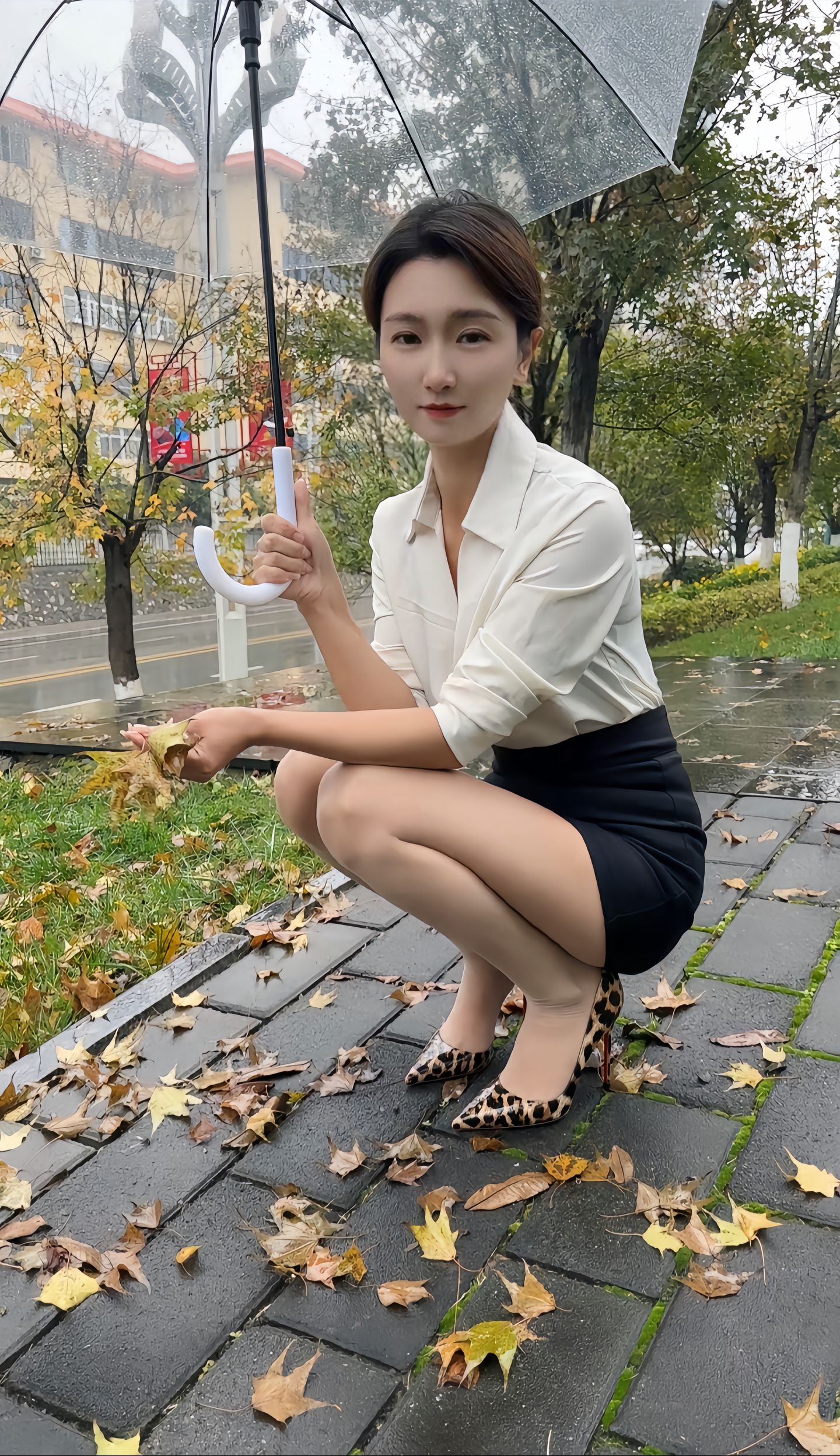 小姐姐腿型不错,有着让人羡慕的大长腿,同时身材比例也很协调,也不