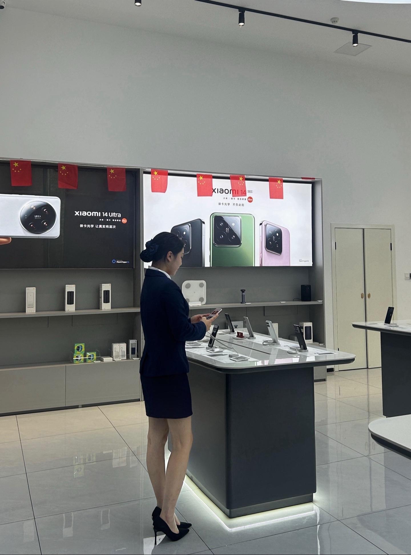小米之家总店长,从天鹅般修长的颈部到挺拔的直角肩,从纤细的蚂蚁腰到