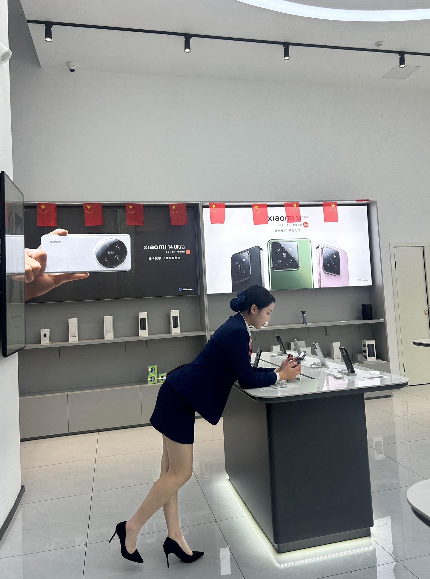 小米之家总店长,从天鹅般修长的颈部到挺拔的直角肩,从纤细的蚂蚁腰到