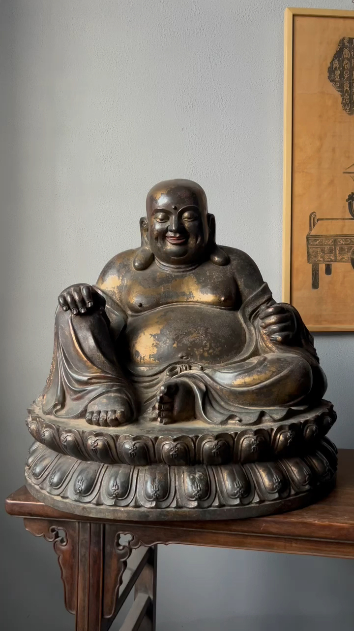 弥勒佛,心胸宽广,笑容可掬,彰显着大慈大悲的情怀.