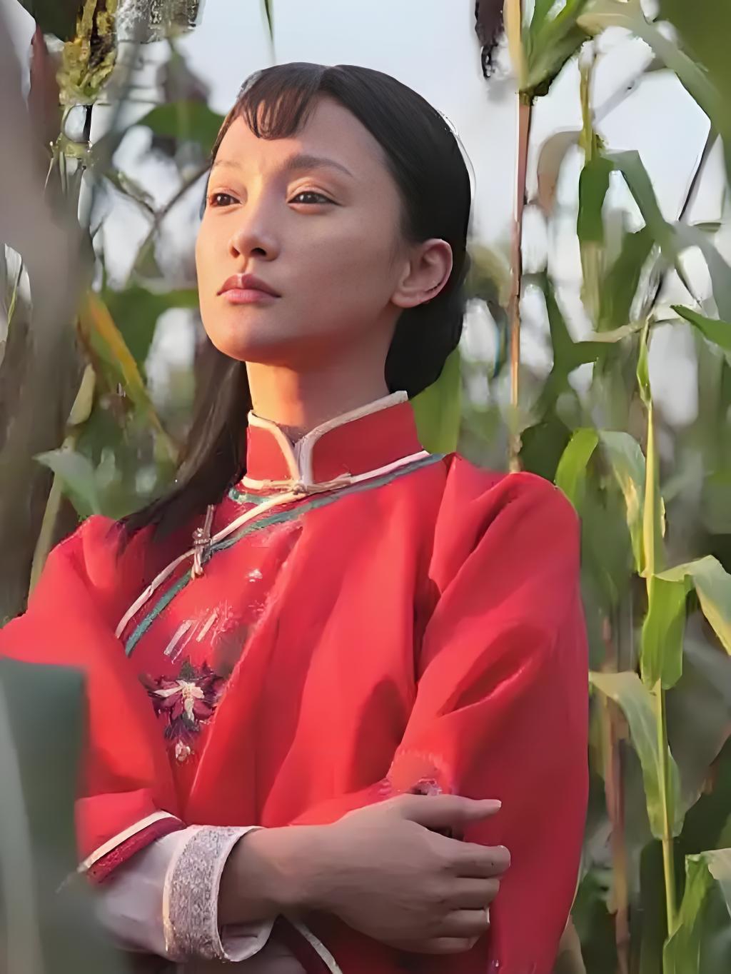 当年,拍摄《红高粱》时,郑晓龙导演已经有了人选,想要邀请身材高大的