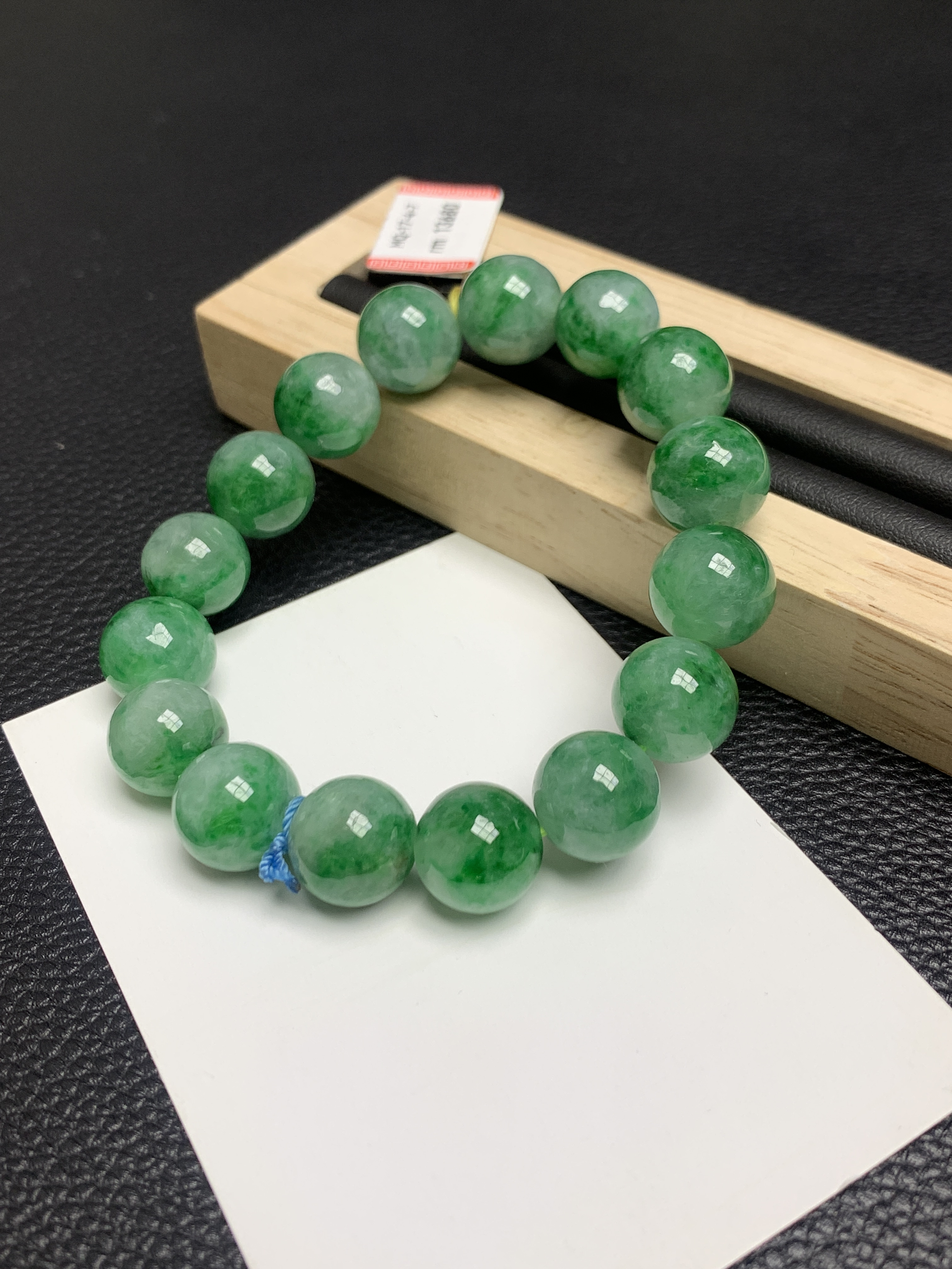 翡翠手镯如何保养?(翡翠手镯如何保养与佩戴)
