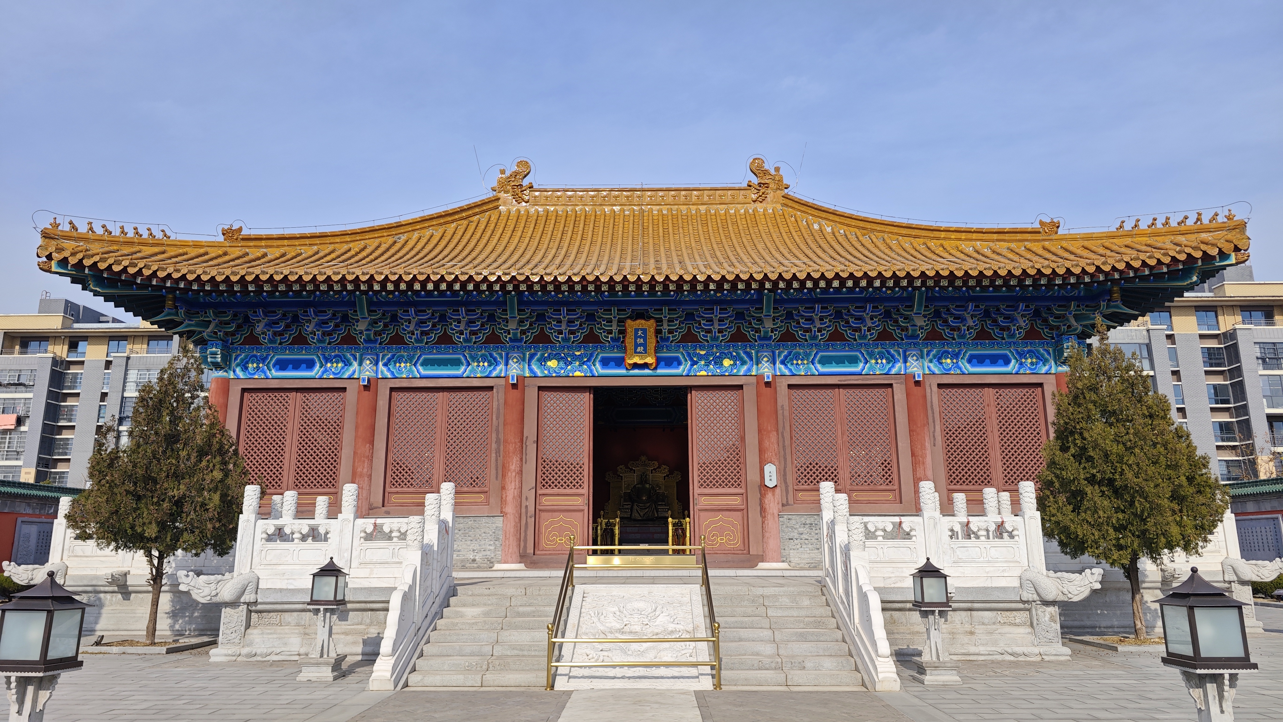 的庙宇建筑,红墙黄瓦,飞檐翘角,无不透露出古代皇家建筑的雄伟与壮丽