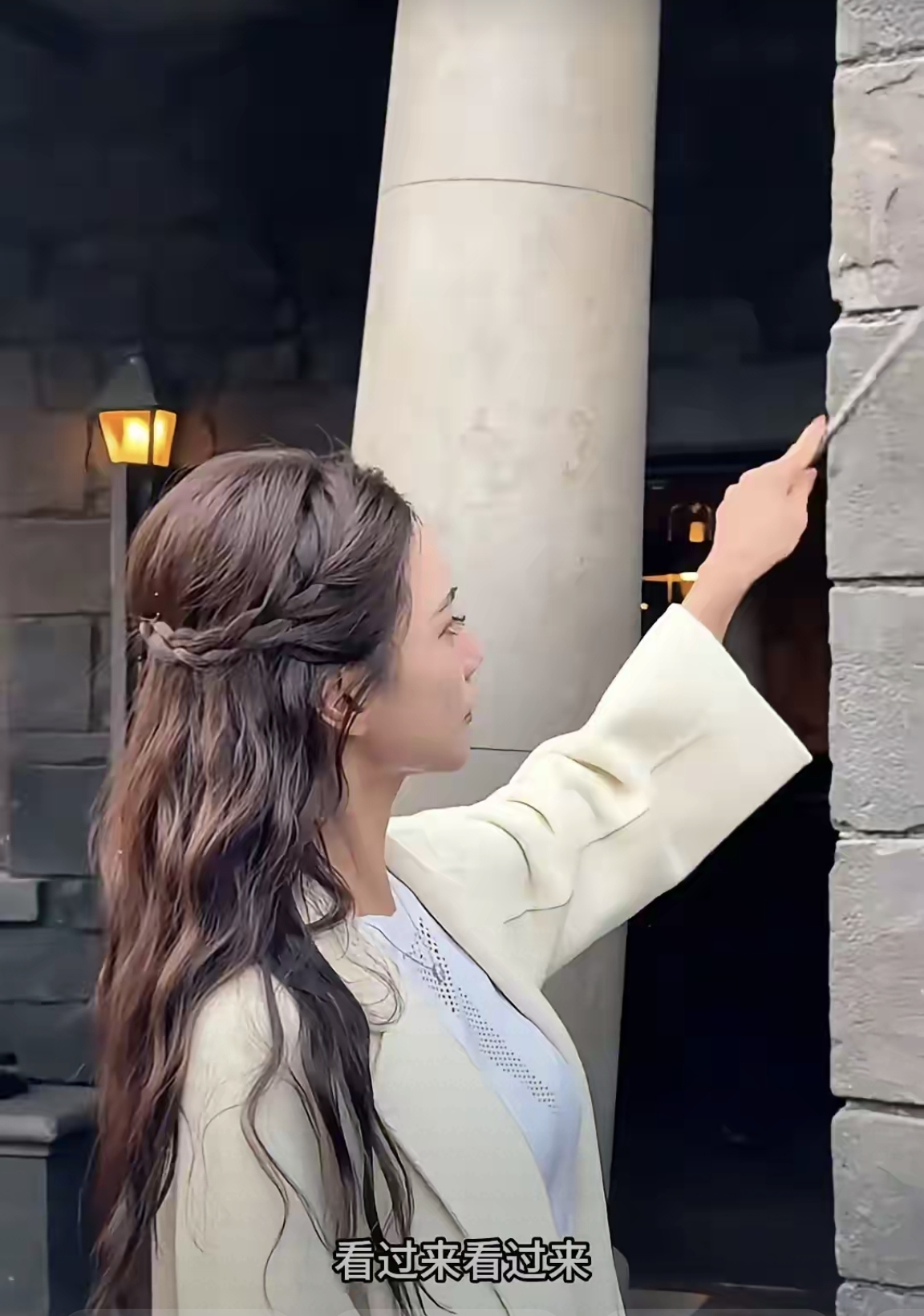 昨天,马小梅和闺蜜逛街时,入手了一只超萌的大鹦鹉