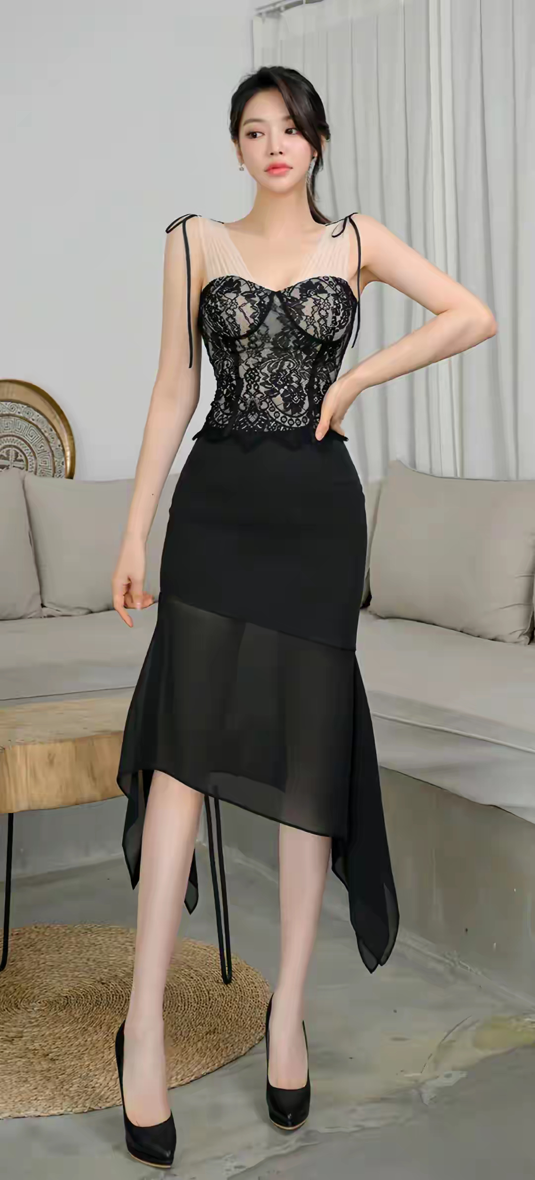 模特着抹胸桃心领蕾丝背心上衣出现在眼前,仿佛是一朵盛开的娇艳花朵