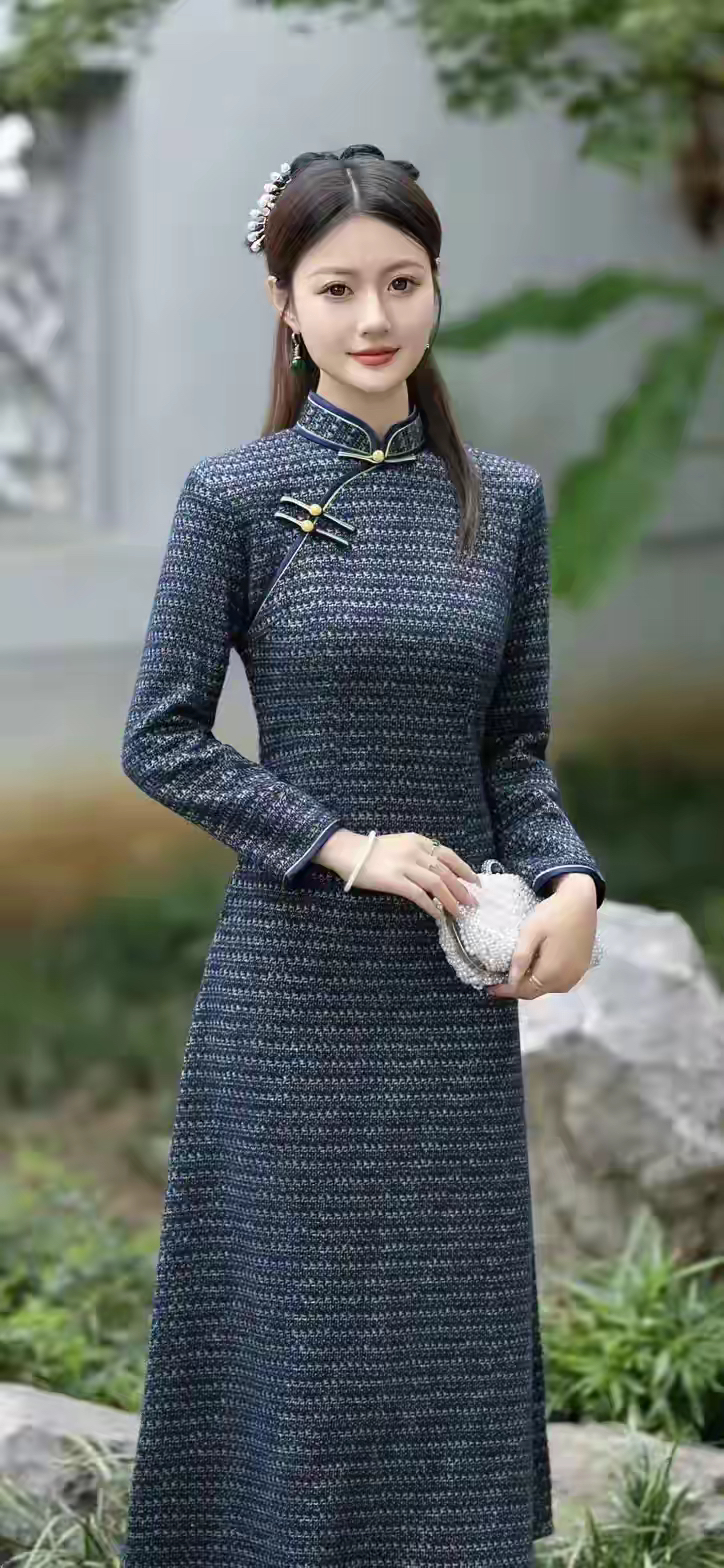 上扬,露出整齐洁白的牙齿,仿佛春天里最归玉娜旗袍美照周笑莉旗袍剧照