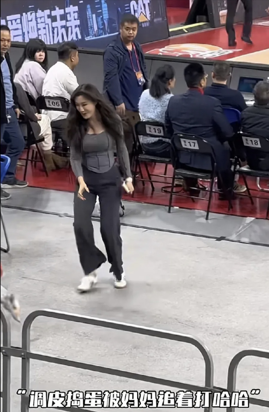 周琦老婆的身材真好啊,很有富态样子,妥妥得富婆啊,长的是真漂亮啊