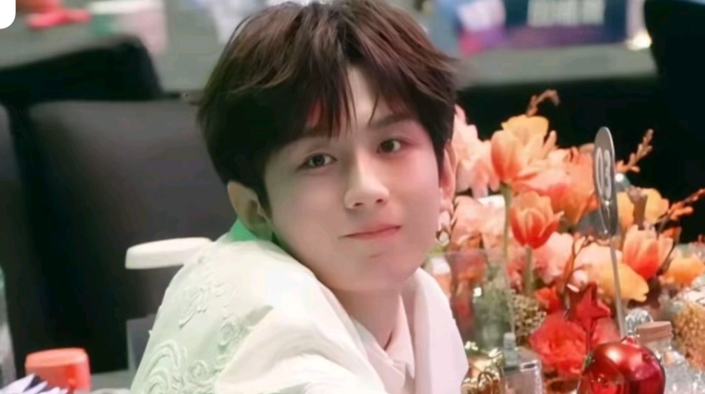 就这眼神,这表情,这真的是同一个人吗?