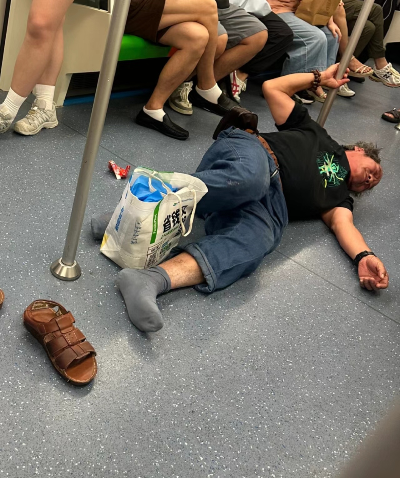 在地铁中看到一个中年男子躺在地下,并且鞋踢到一边