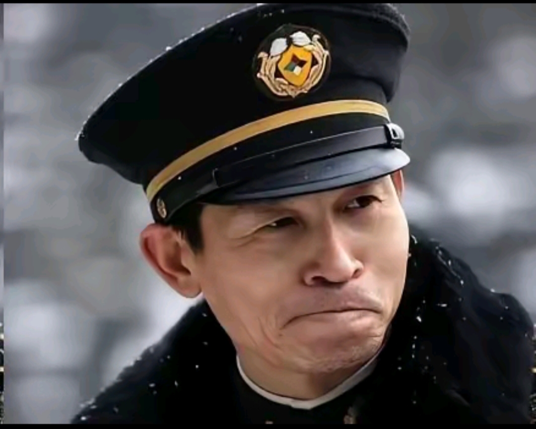 一次,张艺谋向他抛出橄榄枝:"有个男三号的角色,你演不演?