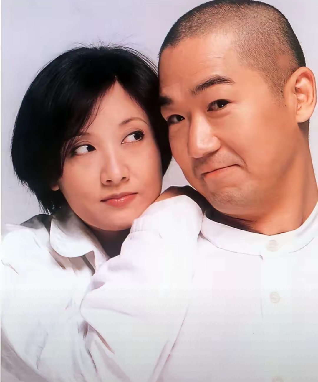 在一次访谈里,邓婕面带微笑,回忆起与张国立的婚姻生活 ,缓缓说道:"我