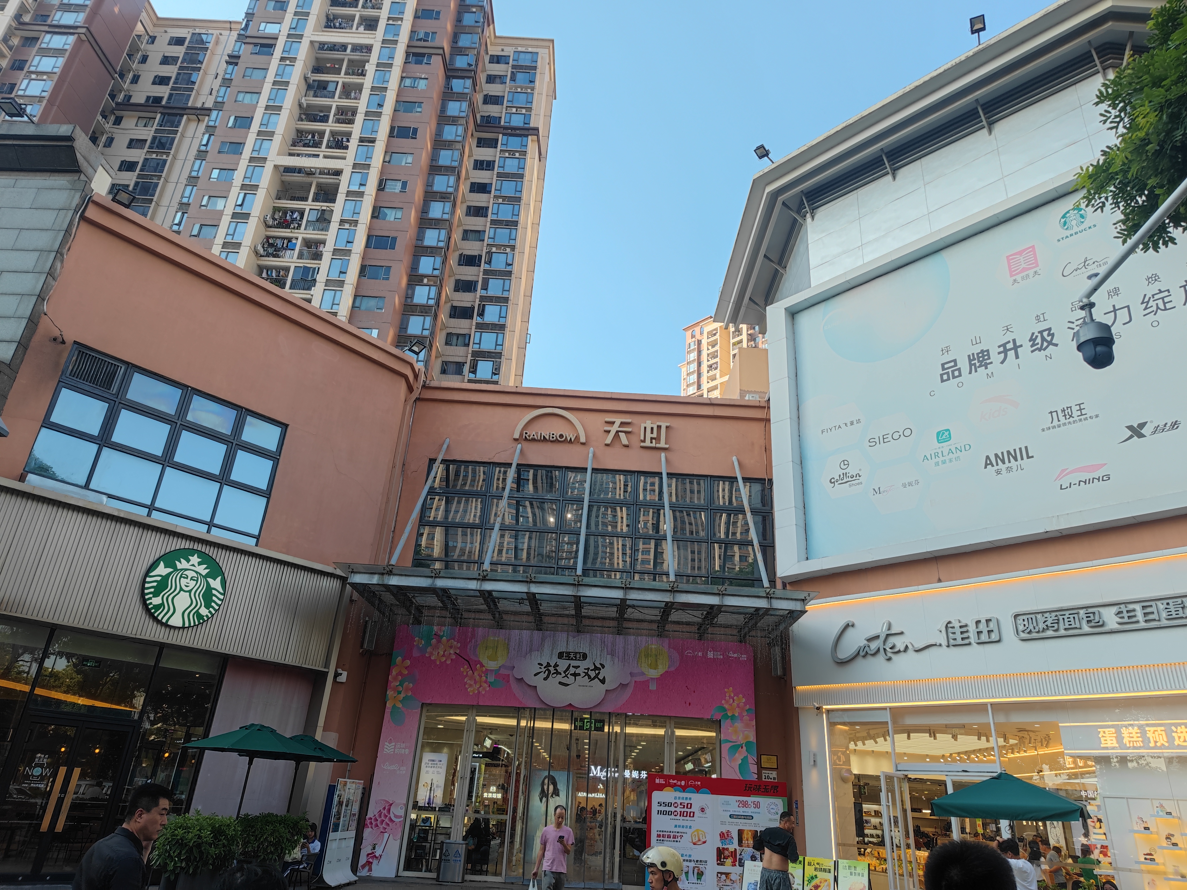 昨天带客户看完深圳的房子后,就在周边逛了逛,我倒是挺喜欢这种感觉