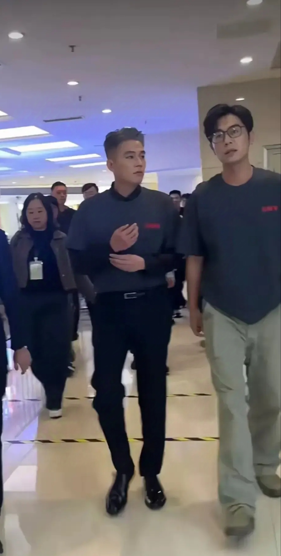 欧豪这状态,真的就离谱!  和朱亚文站在一起,年龄感完全颠倒!