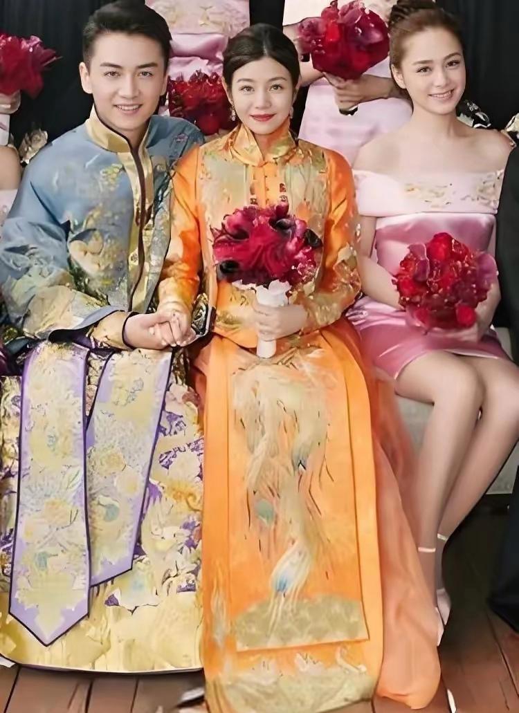 陈妍希眼光很好,花的颜色与礼服,与伴陈晓陈妍希秀禾服陈妍希婚烧照