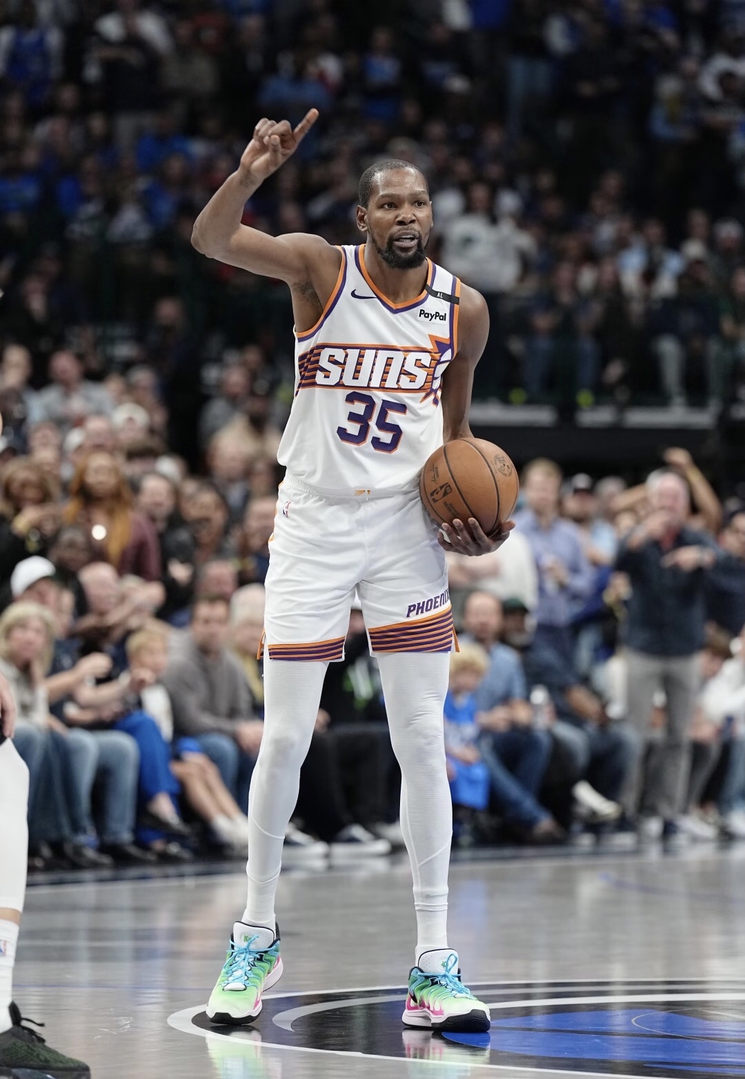 赛季至今,杜兰特场均27.6分6.6篮板3.4助攻1.4盖帽0.8抢断,投篮命