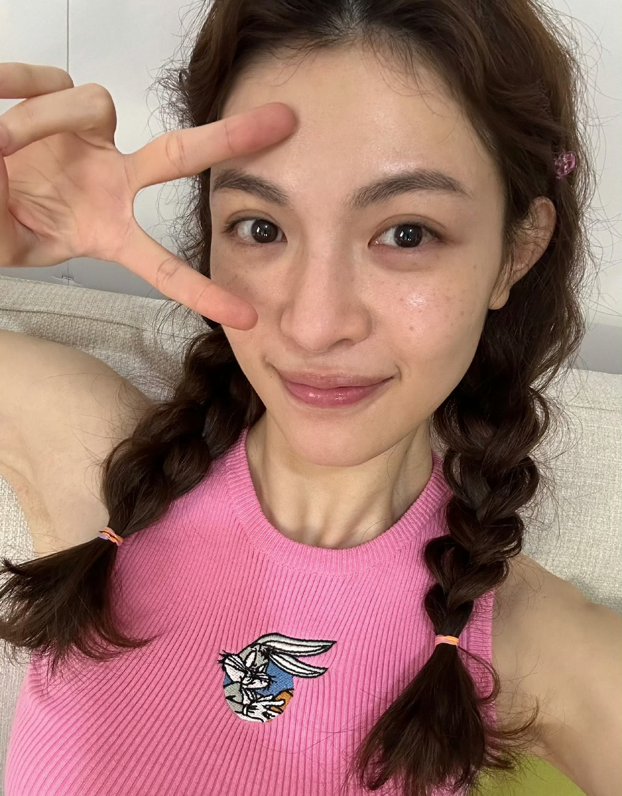 电影破亿了,钟楚曦大方晒素颜自拍,不管是哪个她都很美很真实!#娱乐