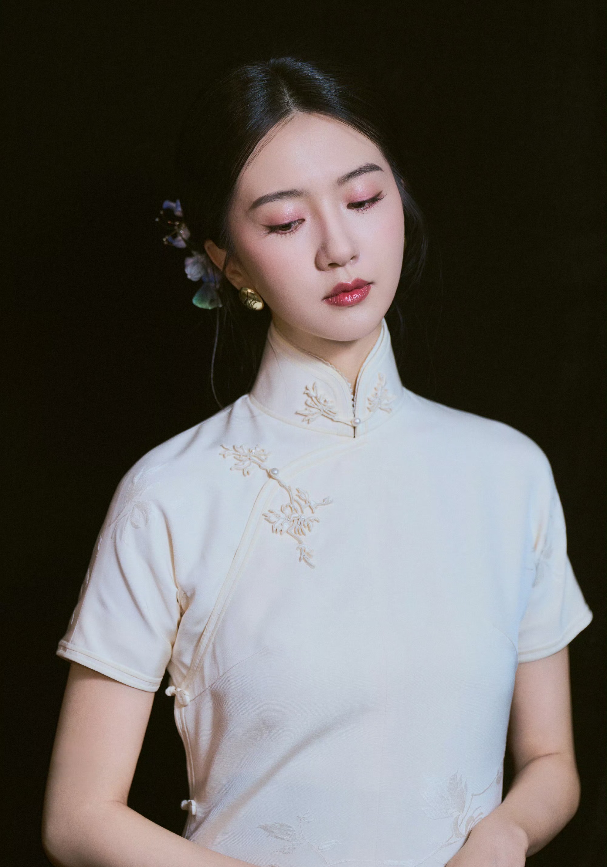 旗袍真的能改变一个女子的气质啊看穿旗袍的许龄月多文静贤淑啊