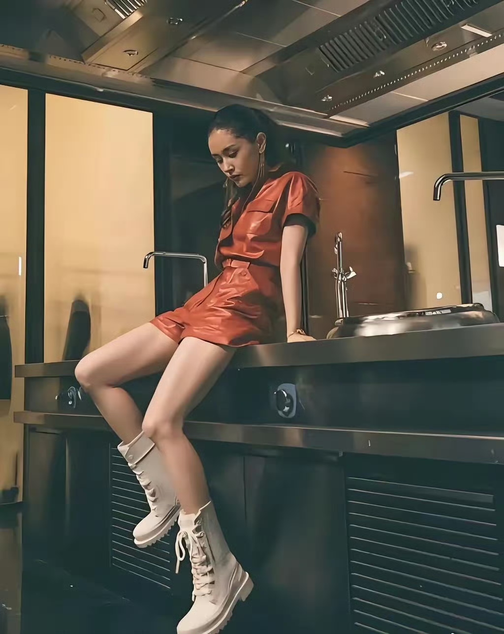 王子文,应该是160以下的女明星里身材最好的,好长的一双腿