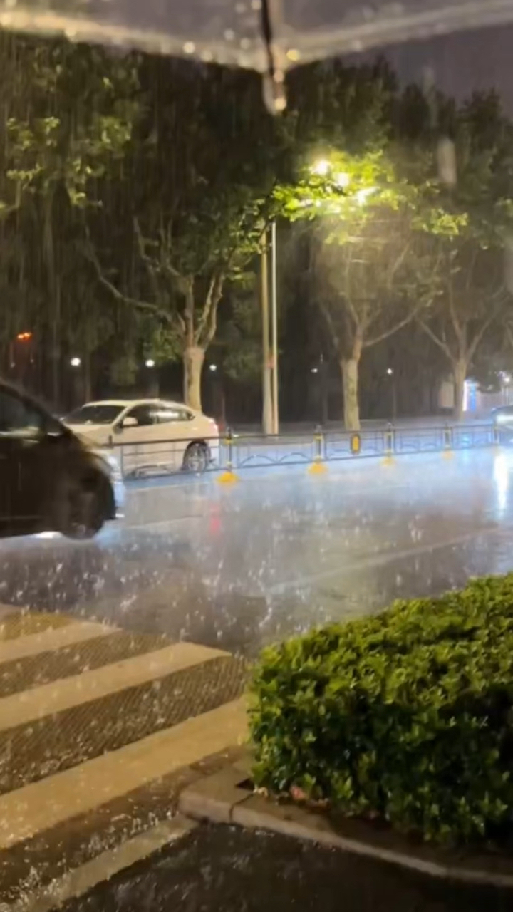 城市下雨照片真实图图片