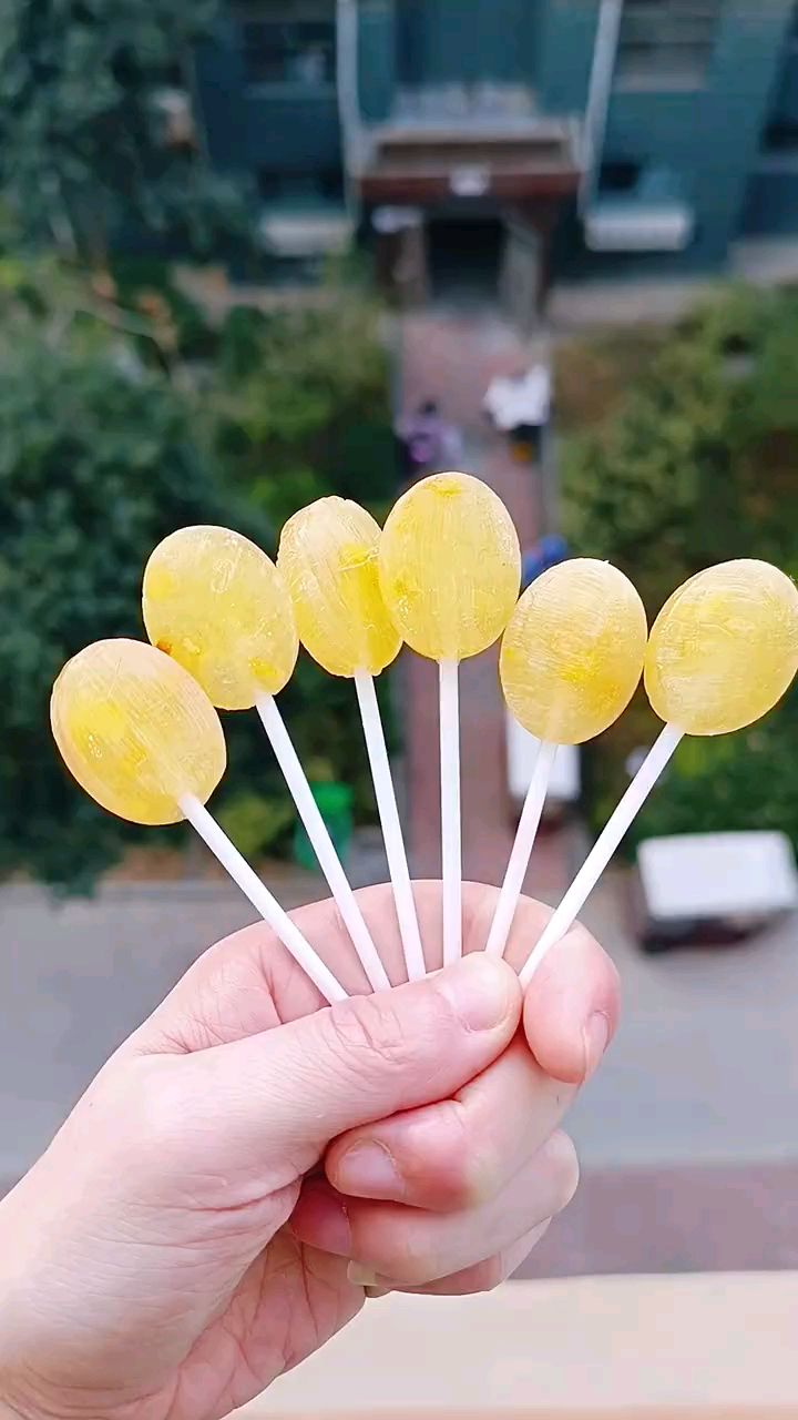 趣味零食,超好吃的橙味棒棒糖,酸酸甜甜的,很好吃