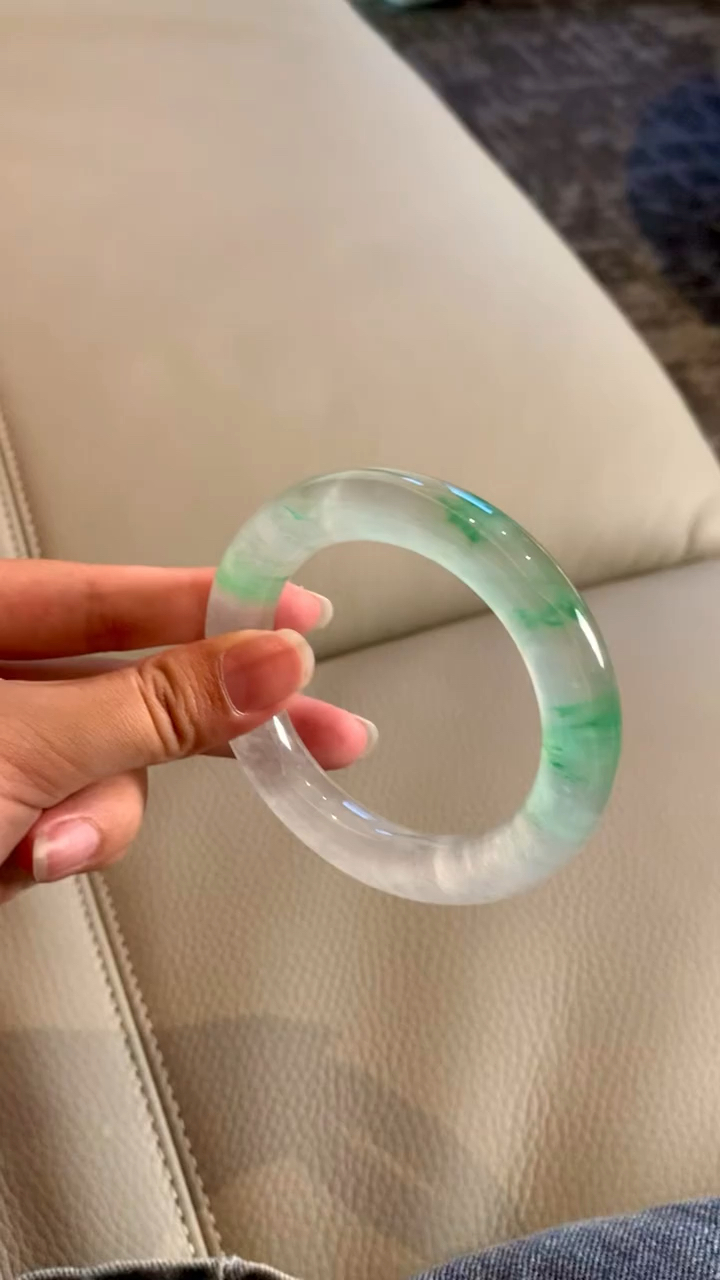 玻璃种飘绿花圆条镯,一眼万年