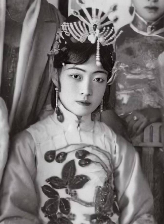 1922年,16岁的末代皇后婉容准备洗澡,让太监孙耀庭伺候.