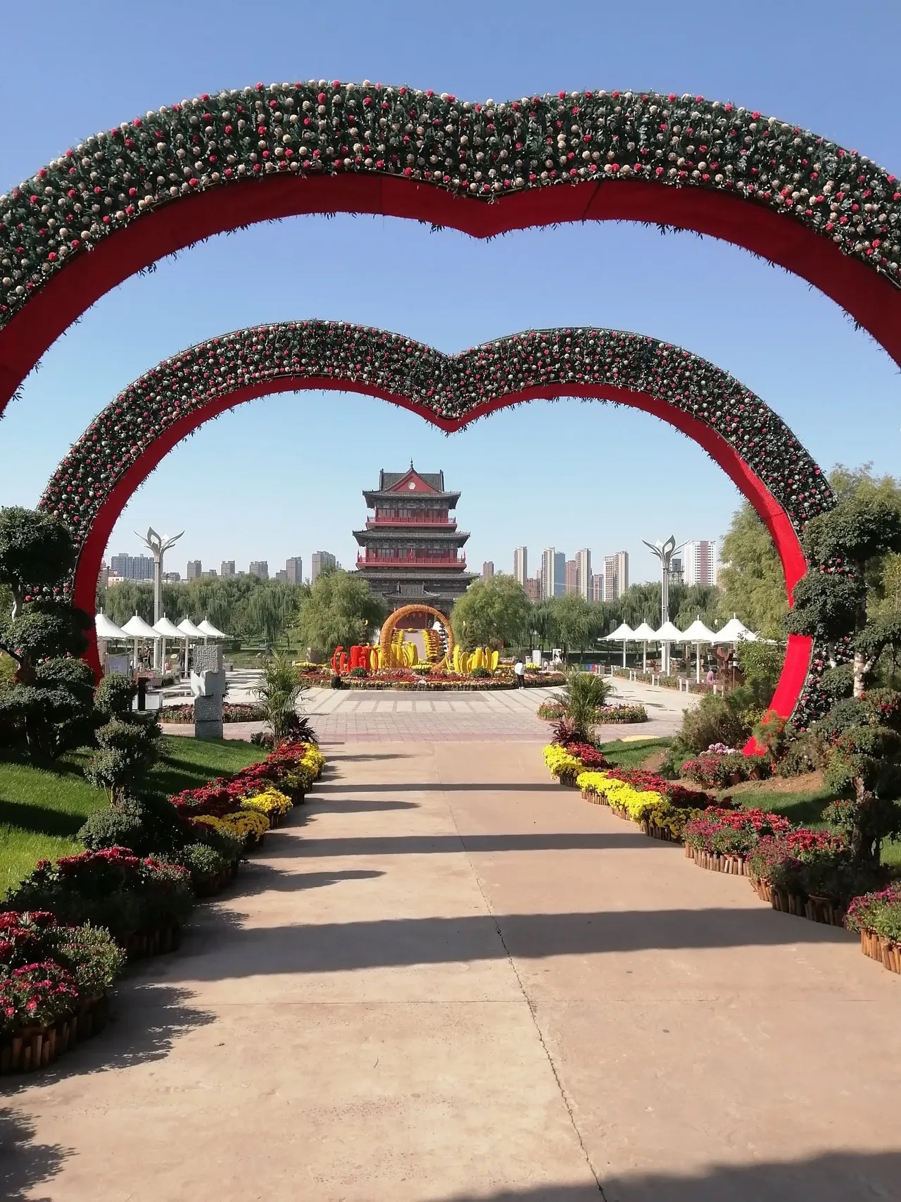 建议:不是直系亲属,春节最好不要去拜年