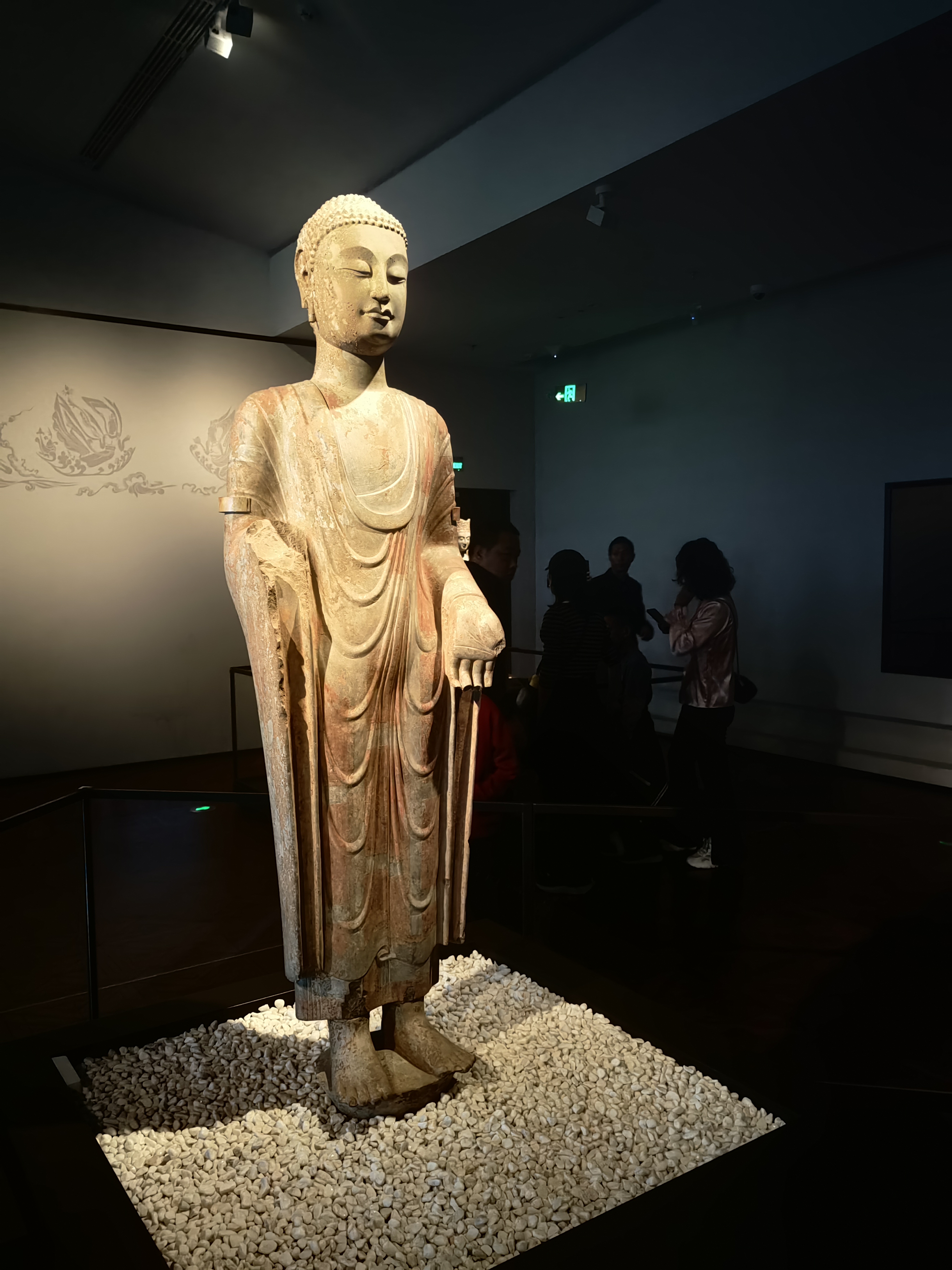 走进青州微笑展馆里面的佛像几乎都