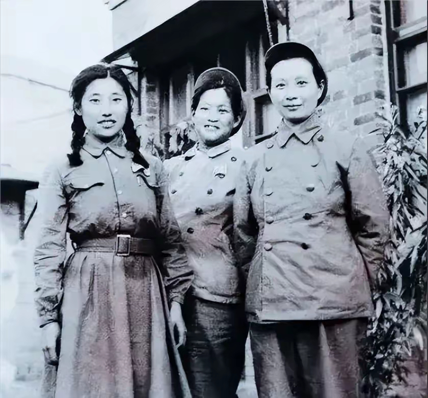 在湘西一个普通的街道上,吴仲廉家开着一间不大不小的杂货铺