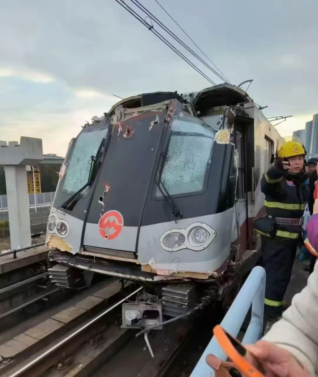 人怎么可以闯这么大的祸 此刻一位正在被11号线耽误