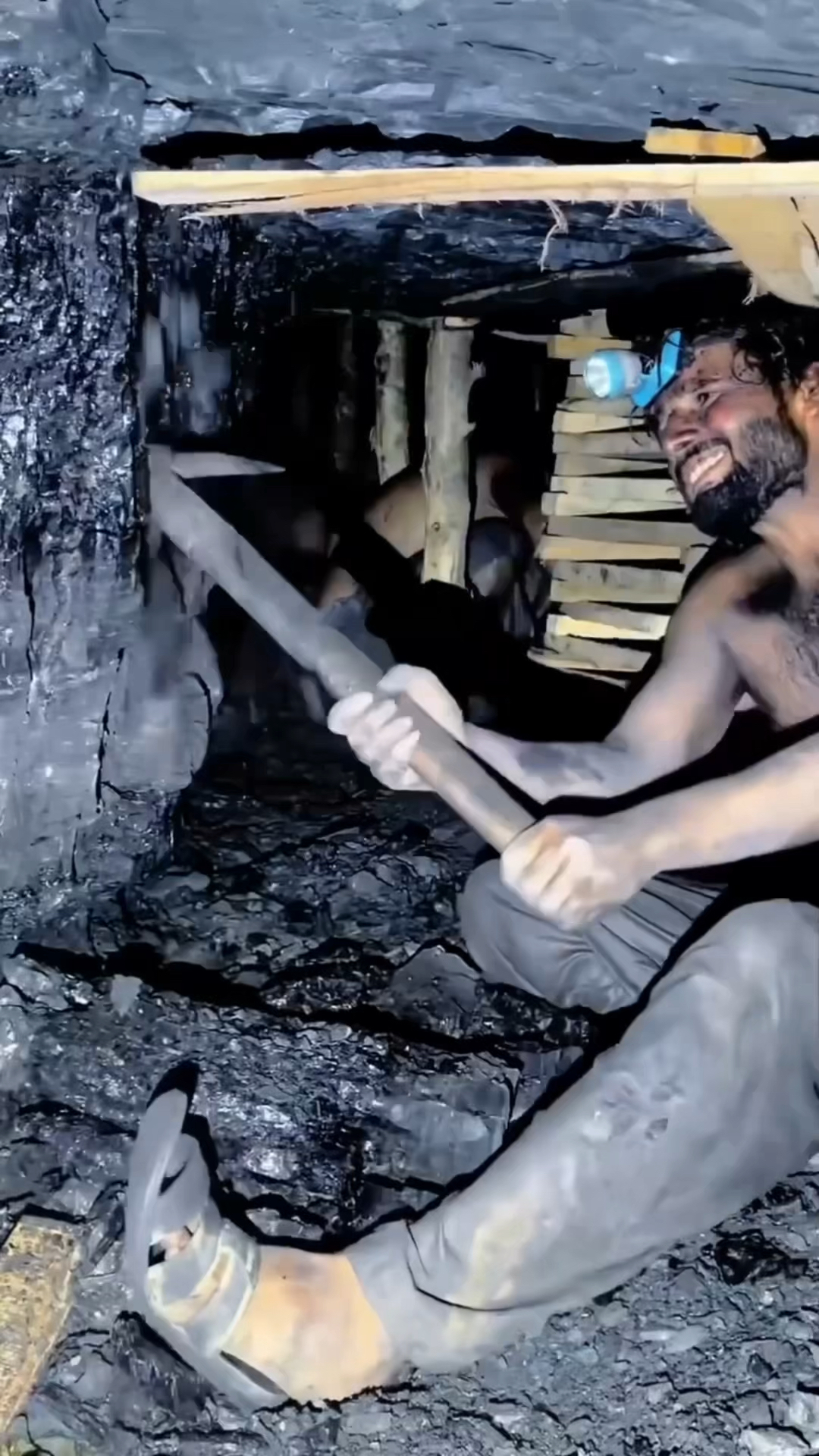 巴基斯坦手工挖煤